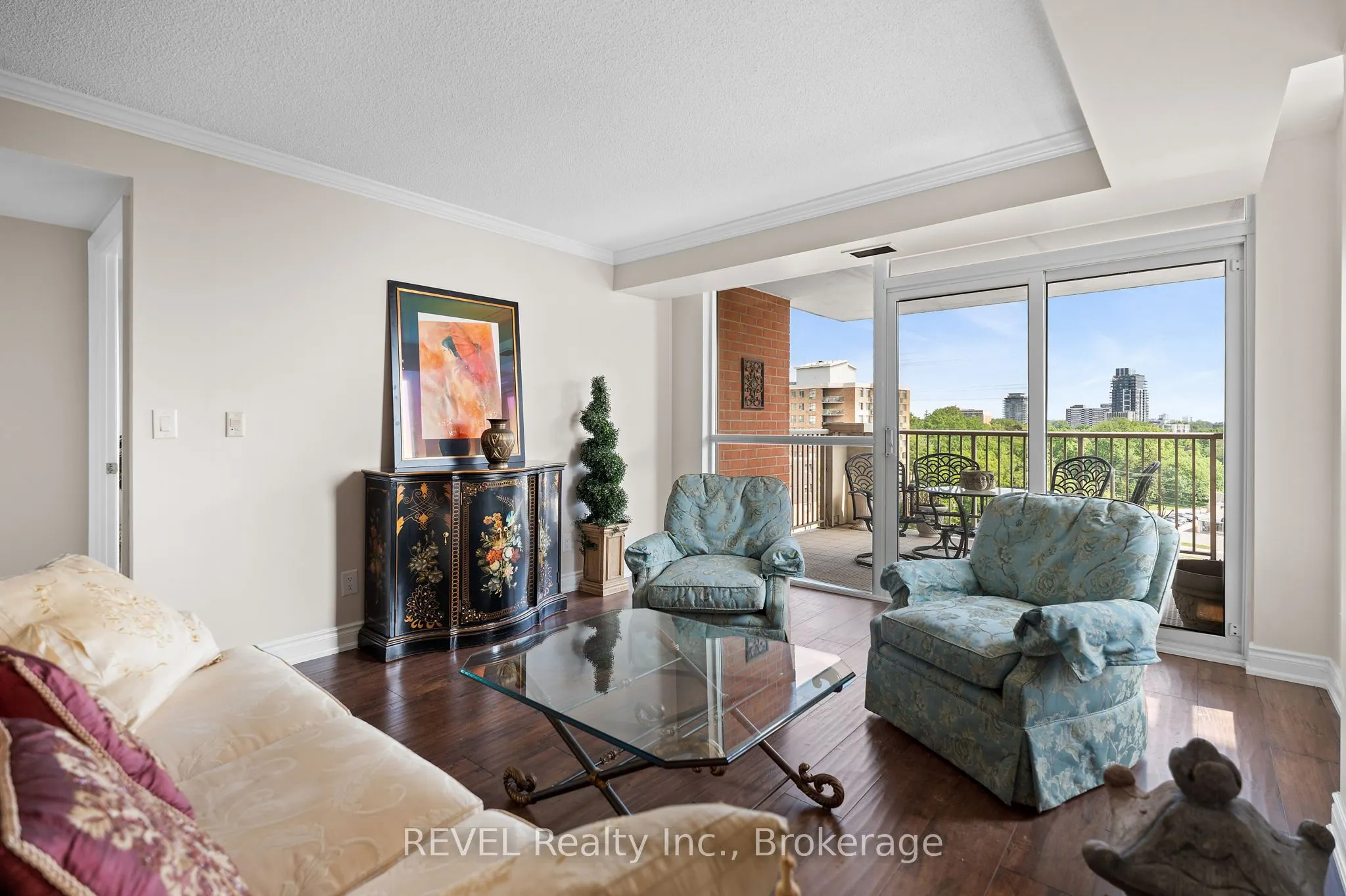 442 Maple Avenue, #905