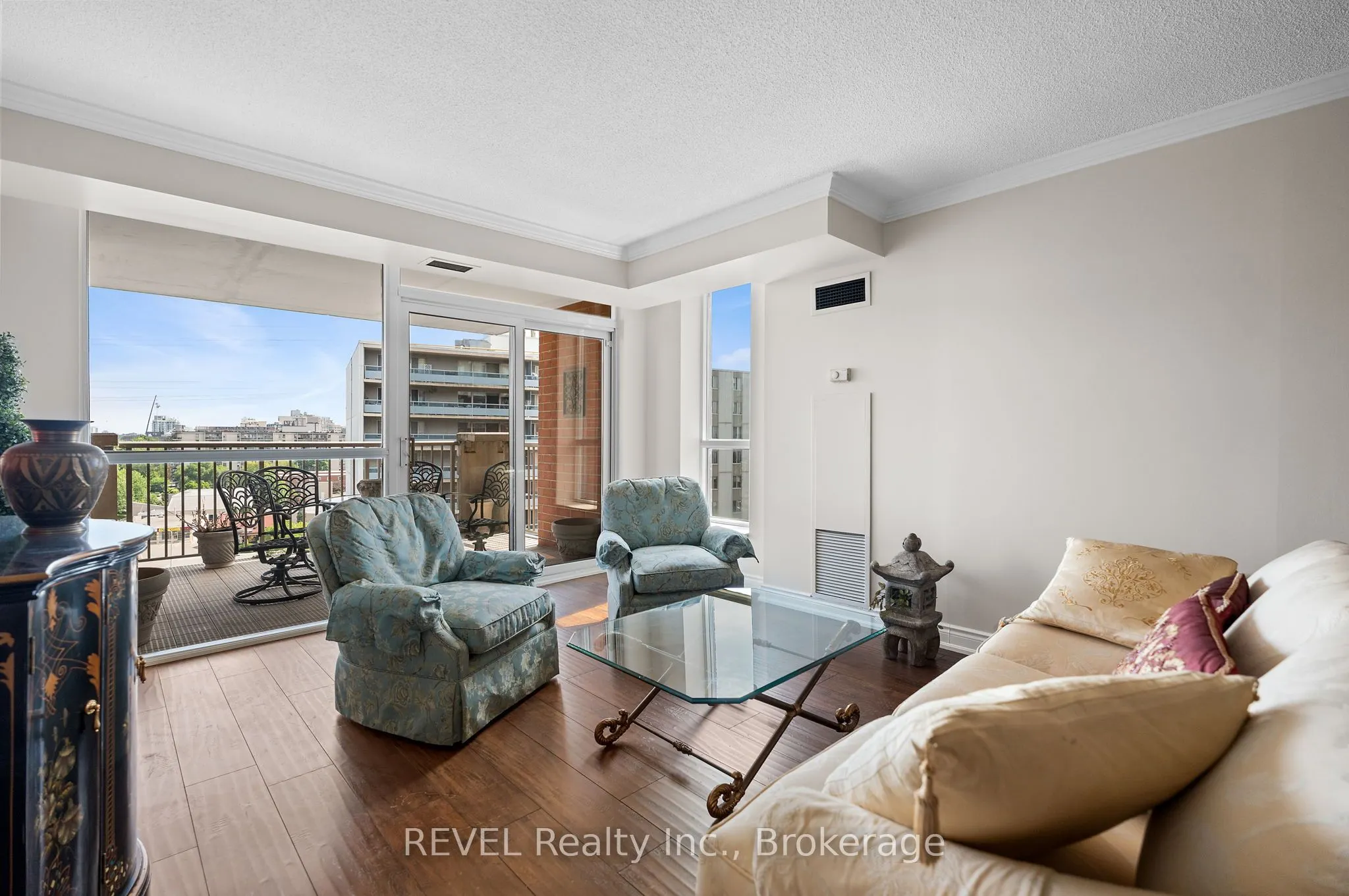 442 Maple Avenue, #905