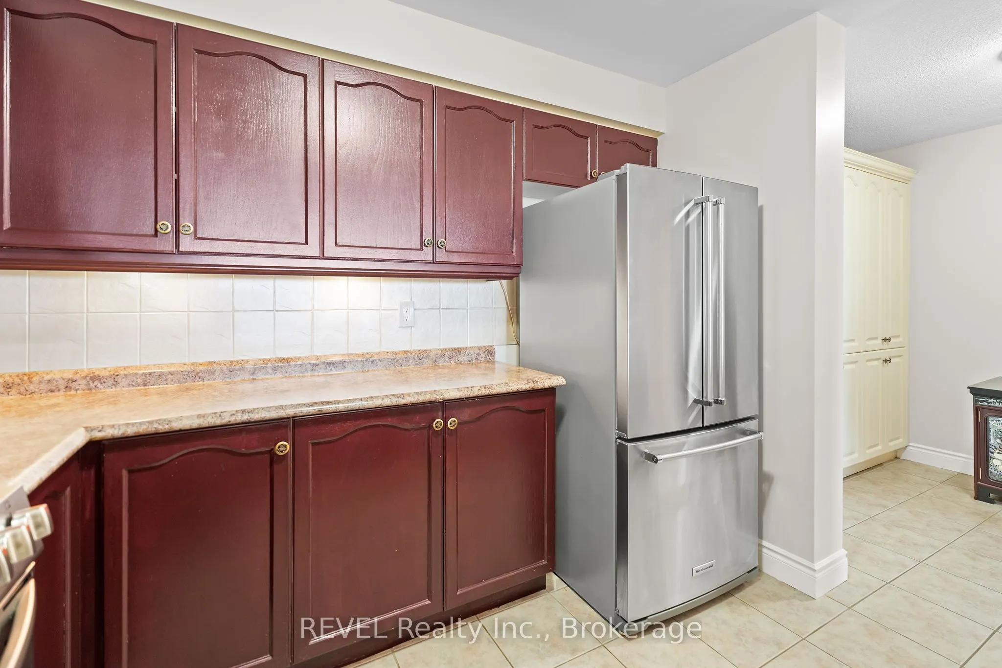 442 Maple Avenue, #905