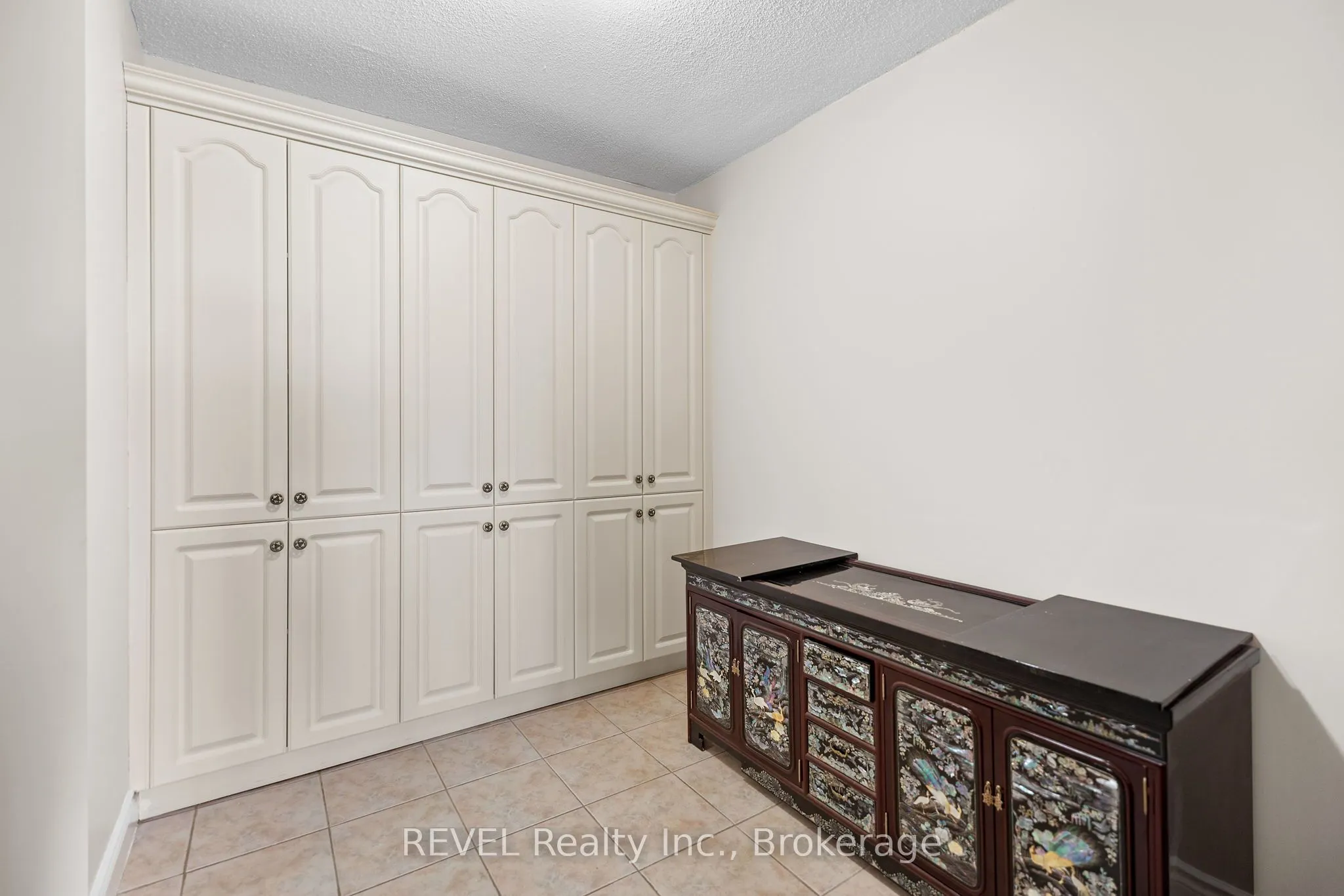 442 Maple Avenue, #905