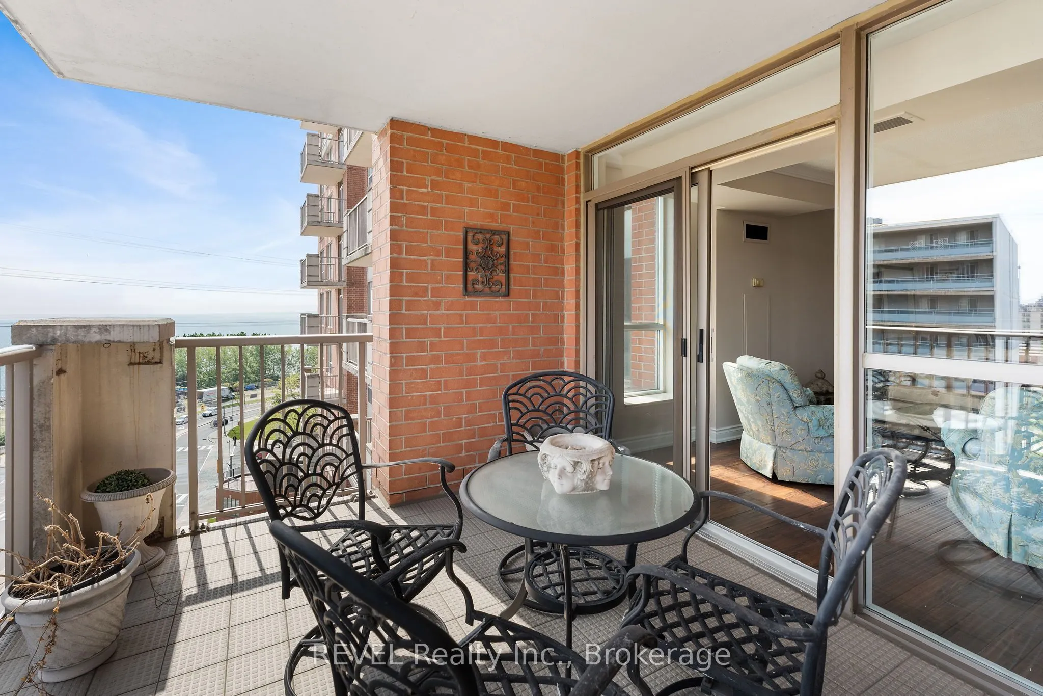 442 Maple Avenue, #905