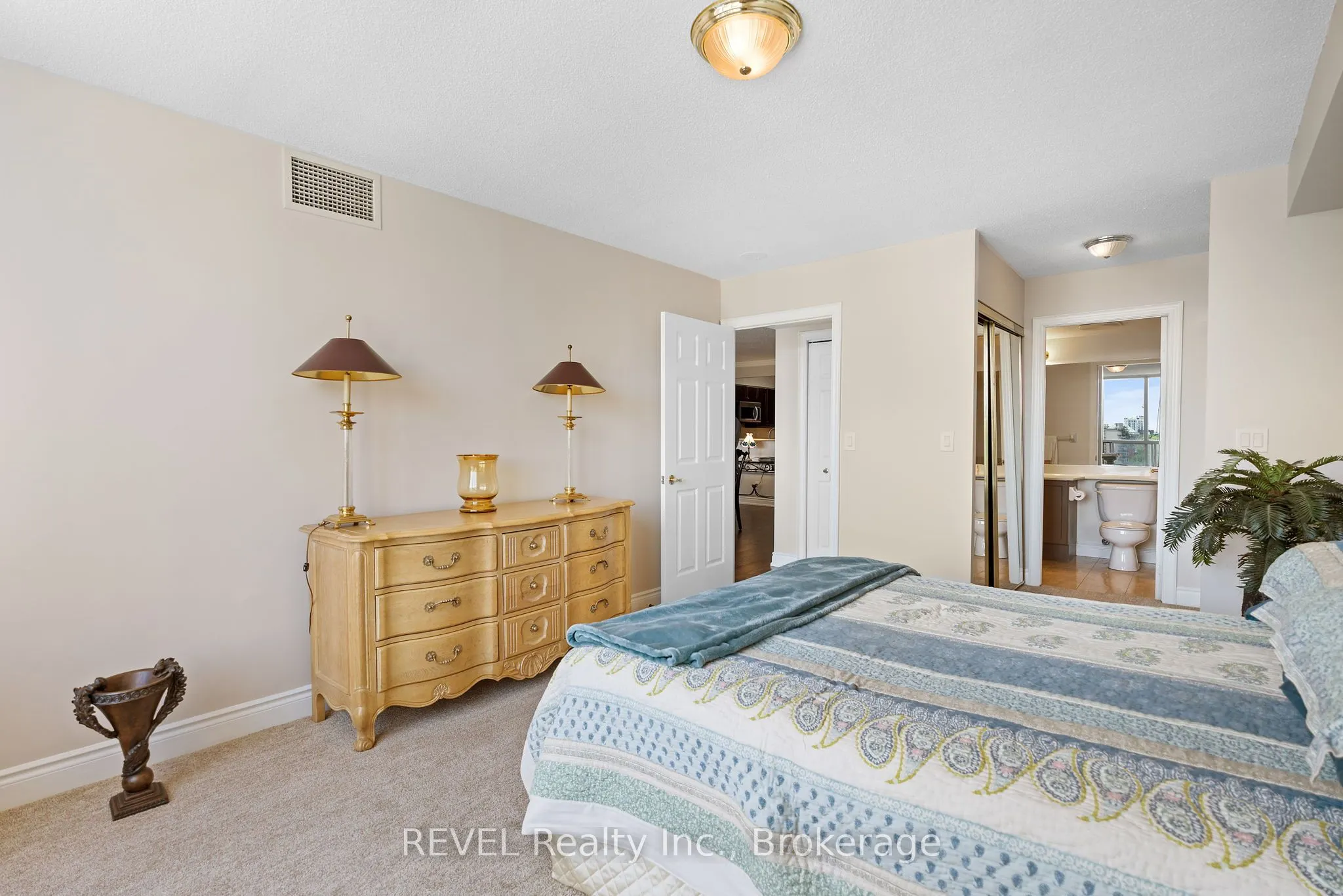 442 Maple Avenue, #905