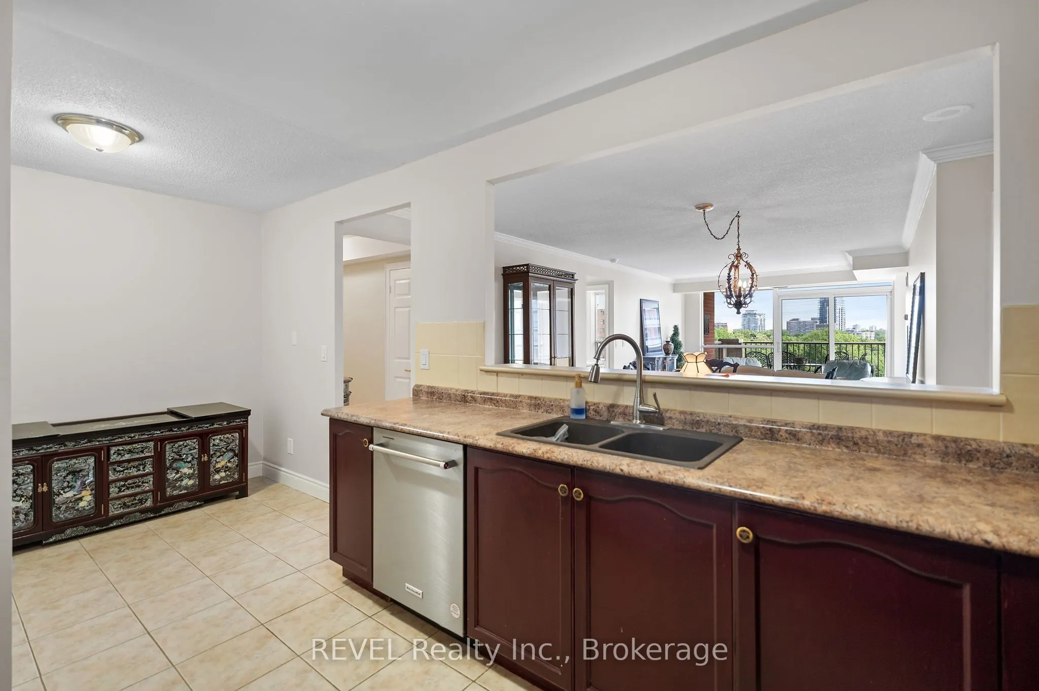 442 Maple Avenue, #905
