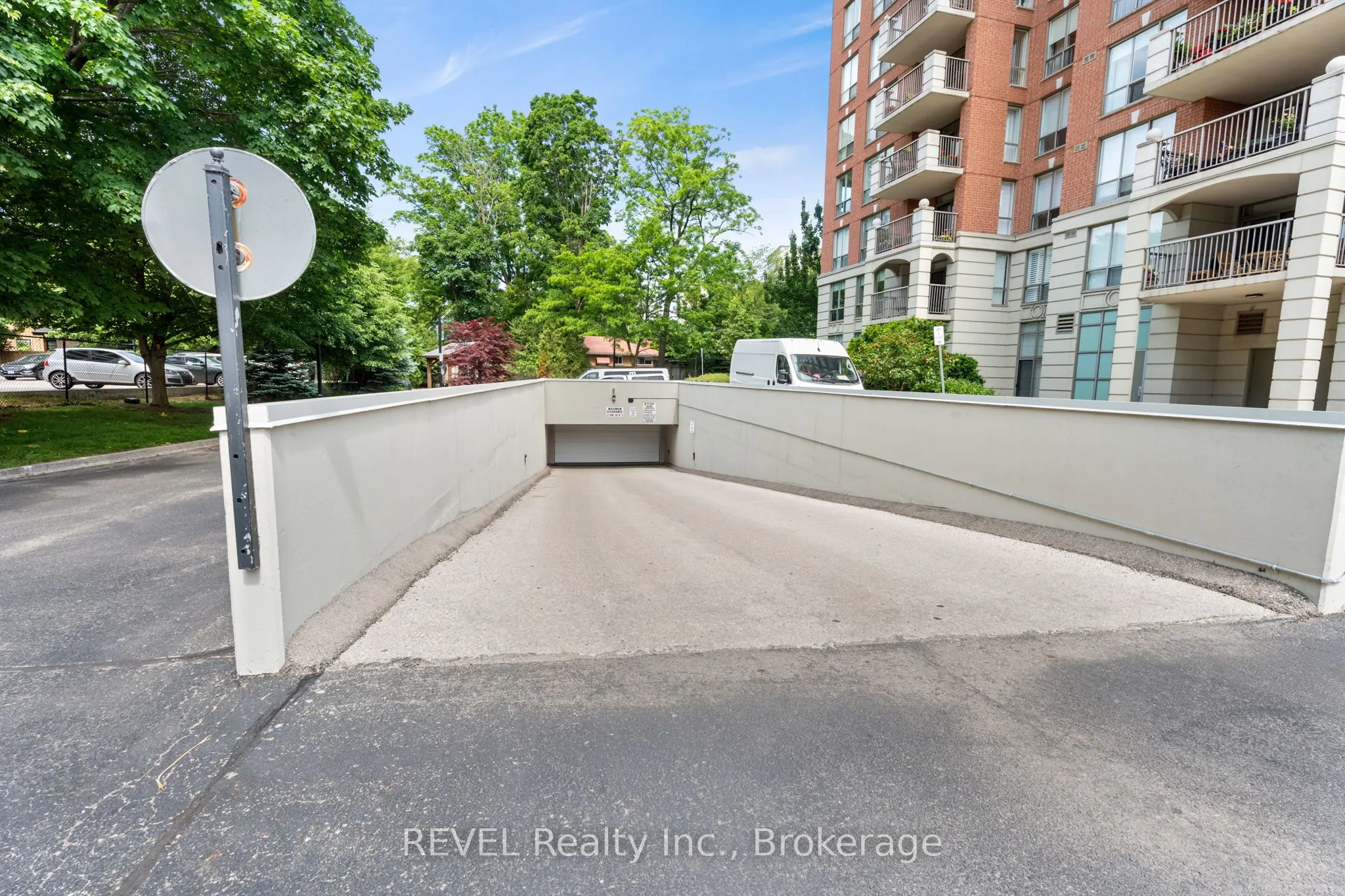 442 Maple Avenue, #905