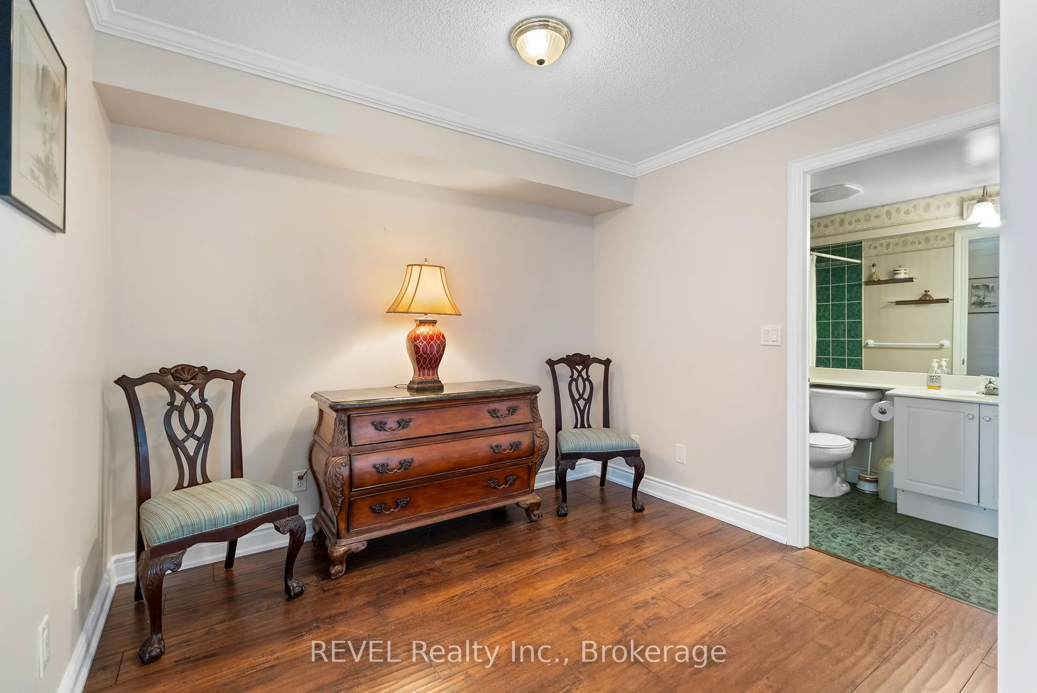 442 Maple Avenue, #905