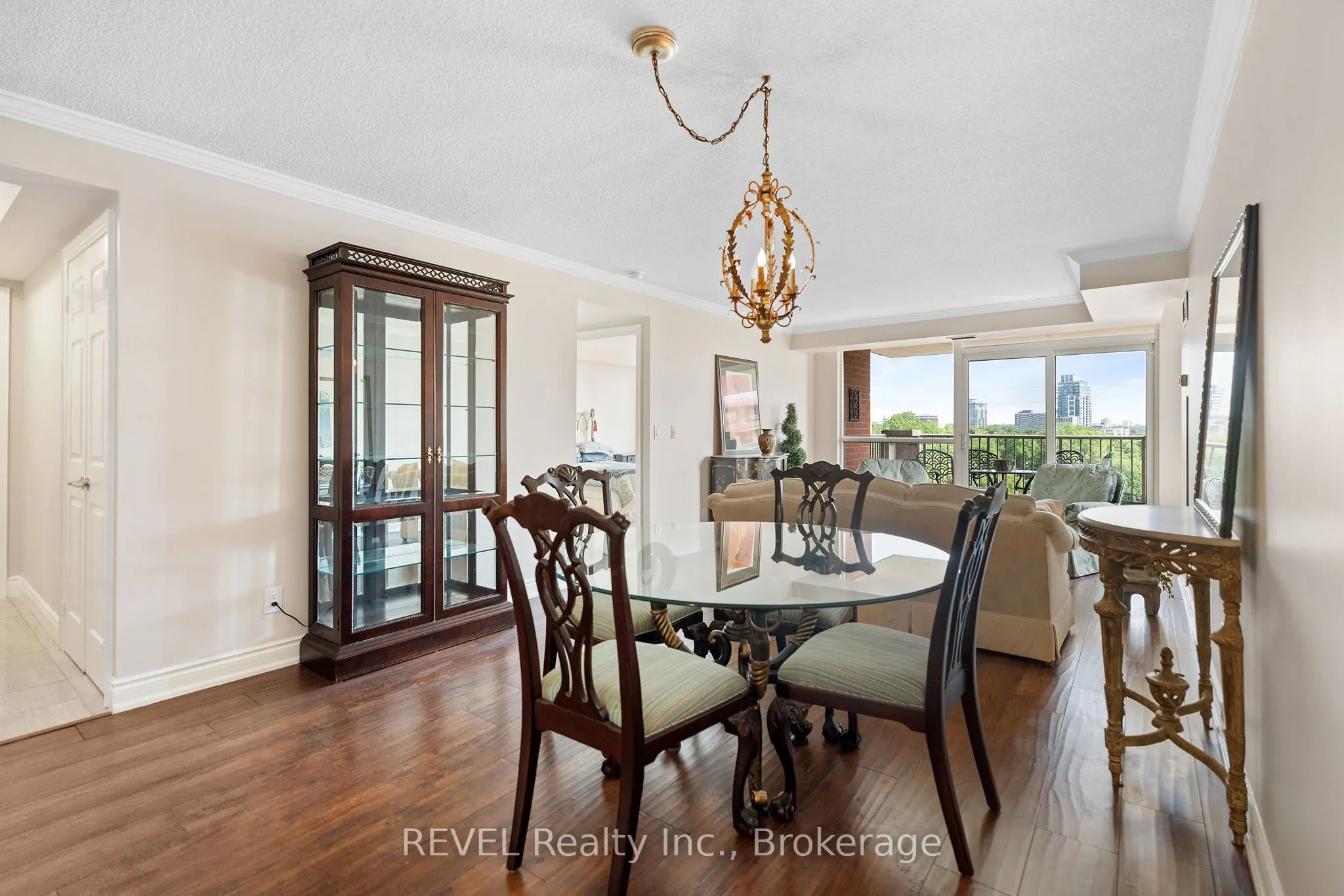 442 Maple Avenue, #905