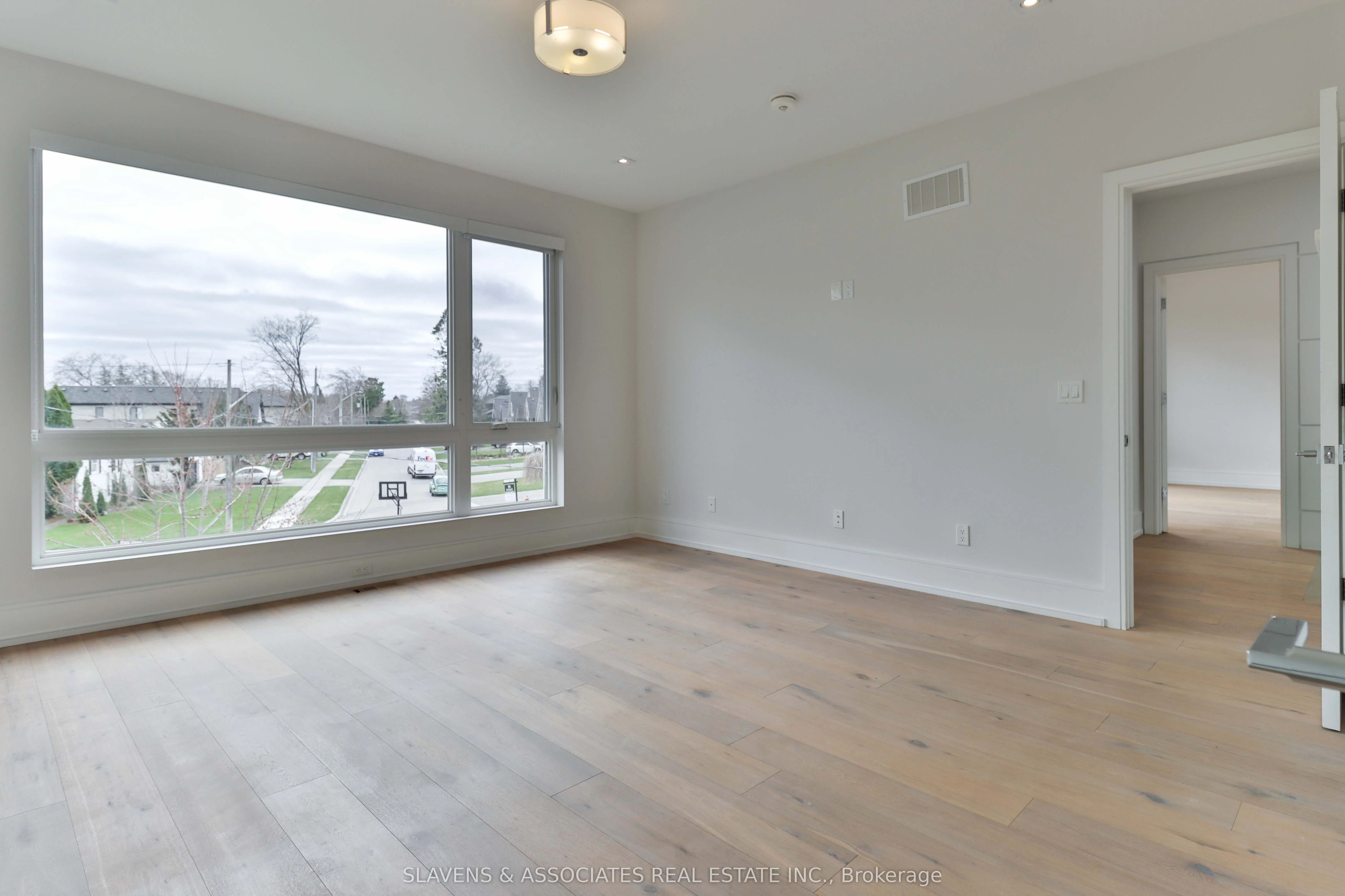 271 Jennings Crescent
