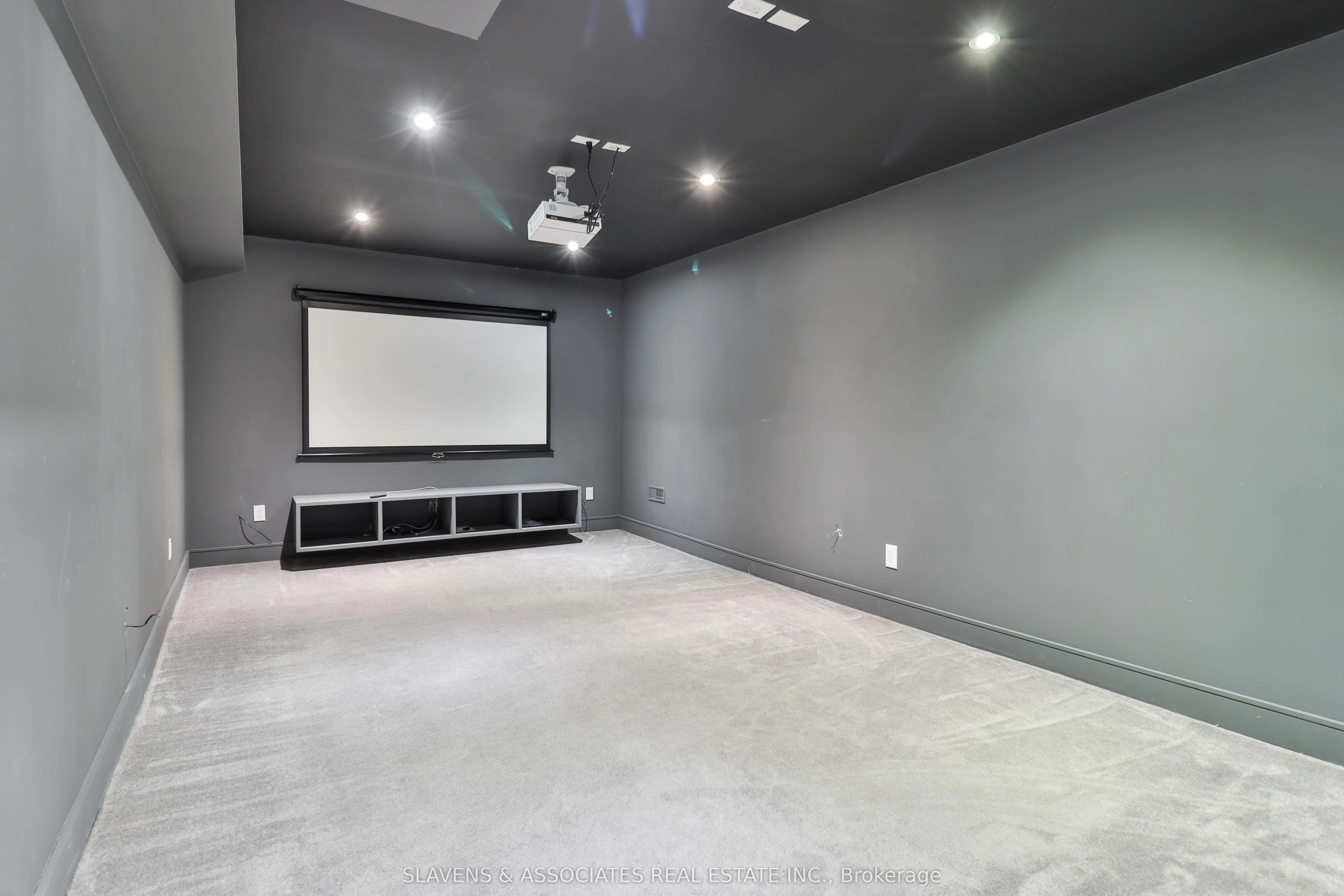 271 Jennings Crescent
