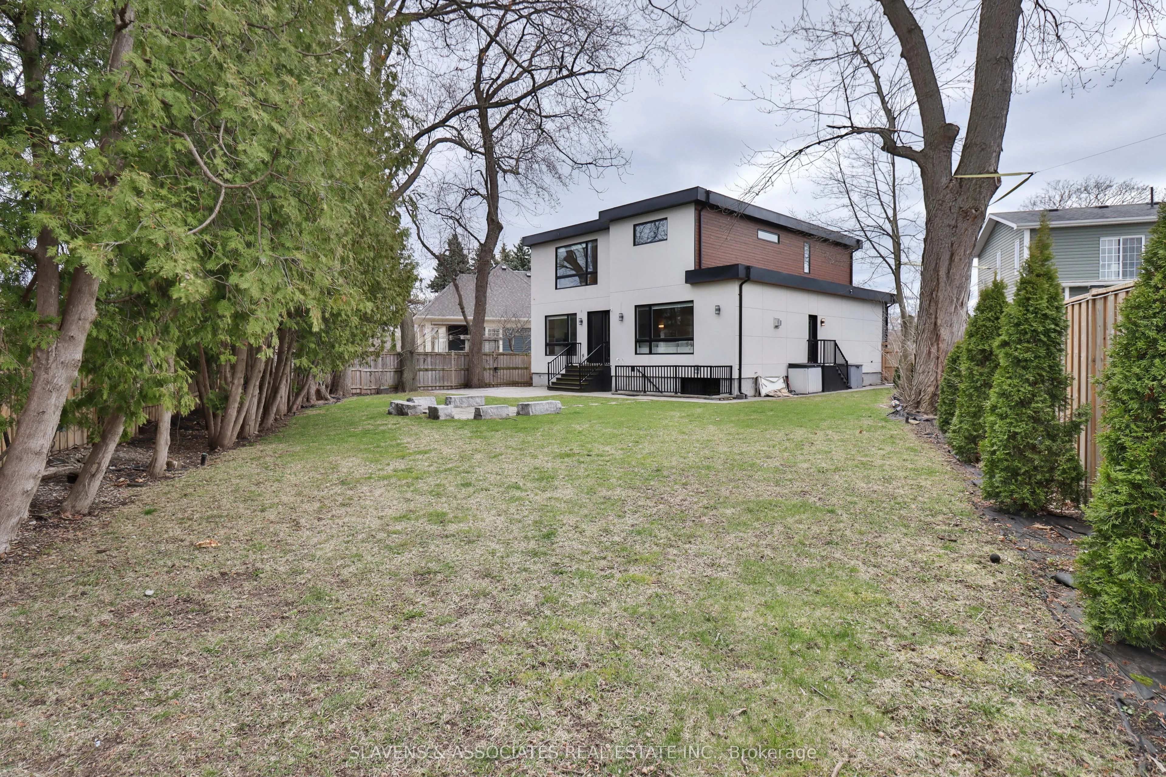 271 Jennings Crescent