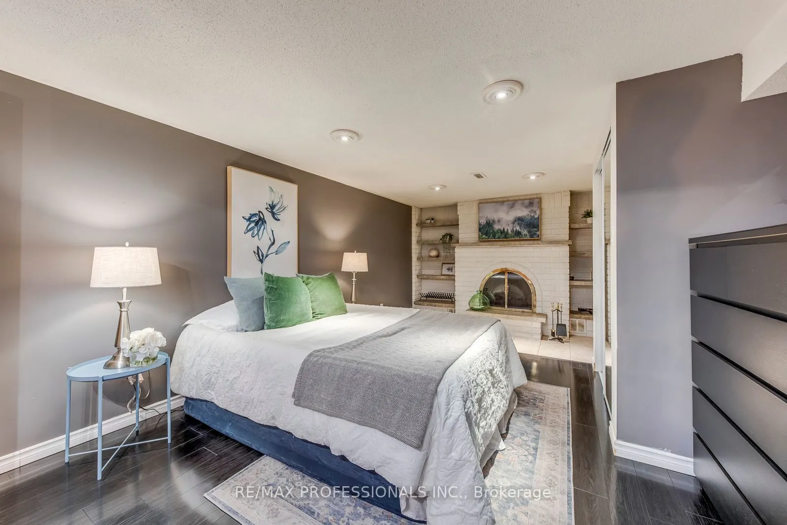 28 Summerfield Crescent