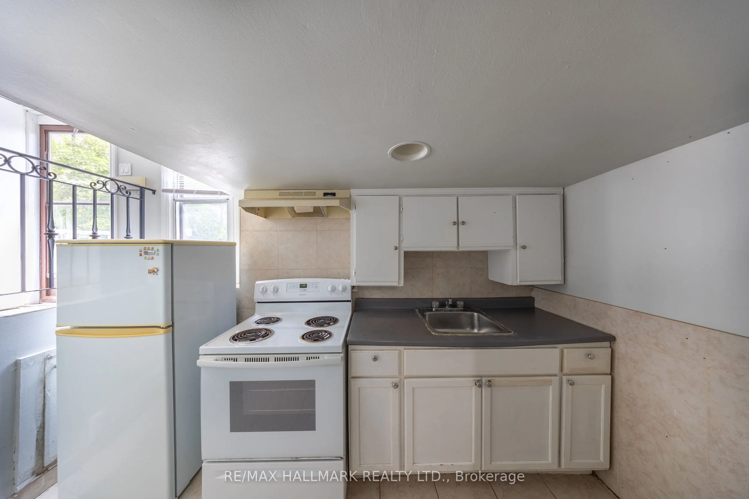 1366 Davenport Road, #Lower