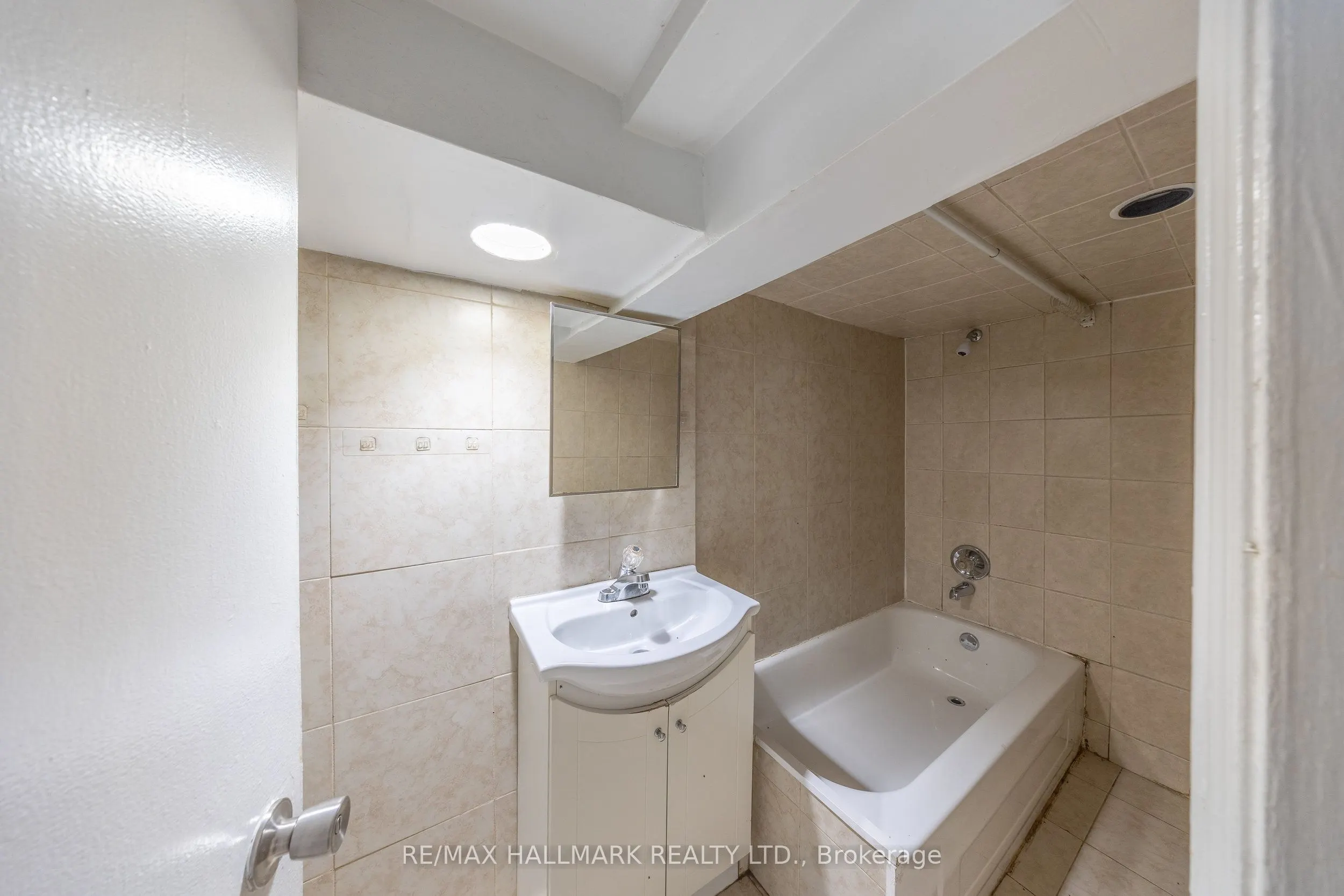1366 Davenport Road, #Lower