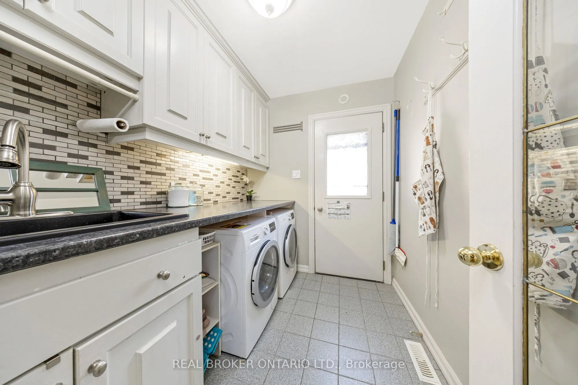 529 Moorelands Crescent