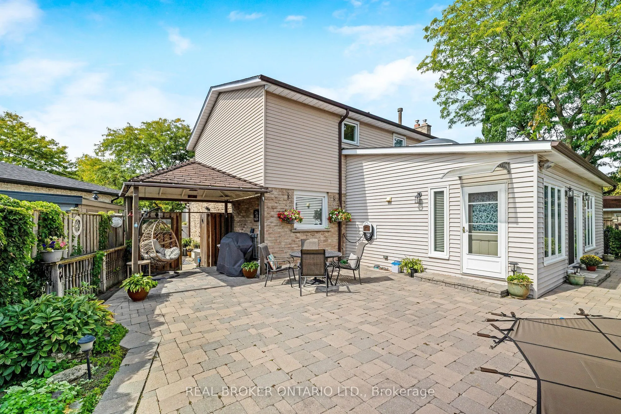 529 Moorelands Crescent