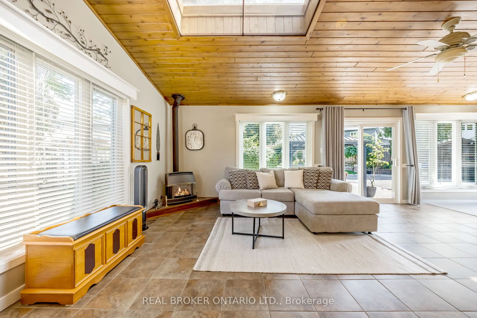 529 Moorelands Crescent
