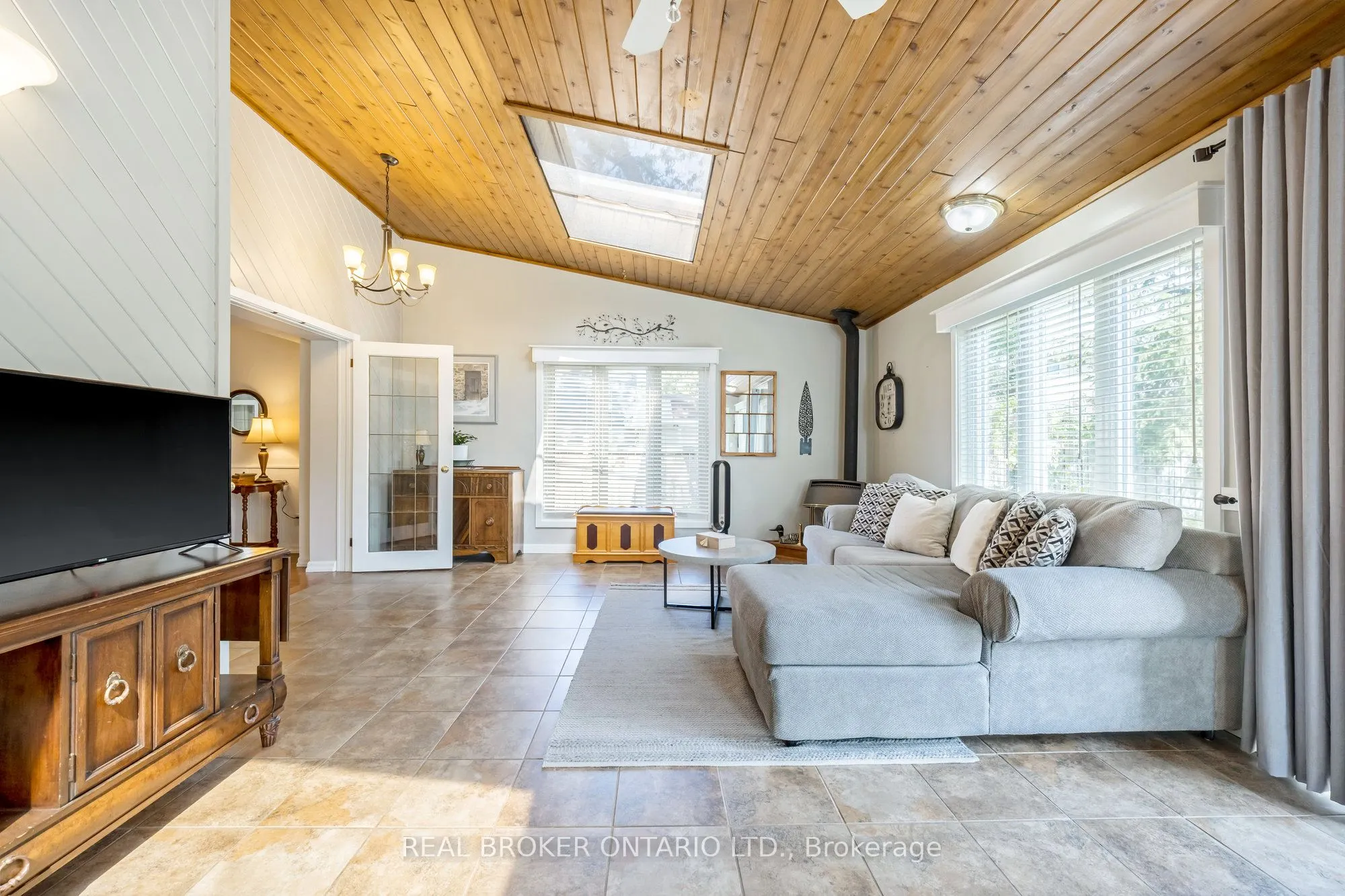 529 Moorelands Crescent