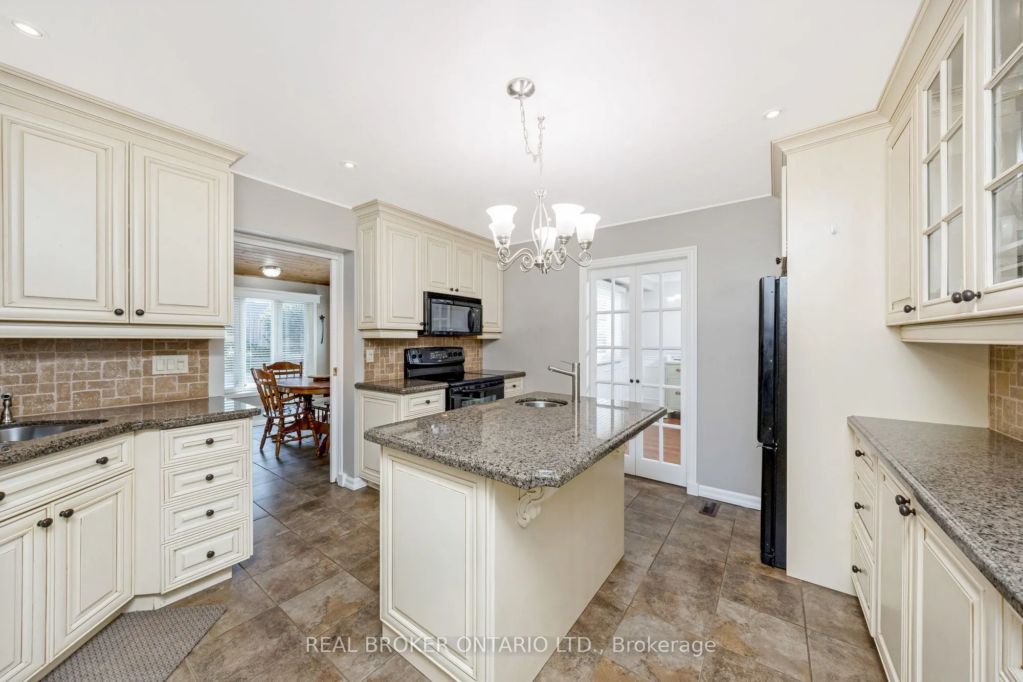 529 Moorelands Crescent