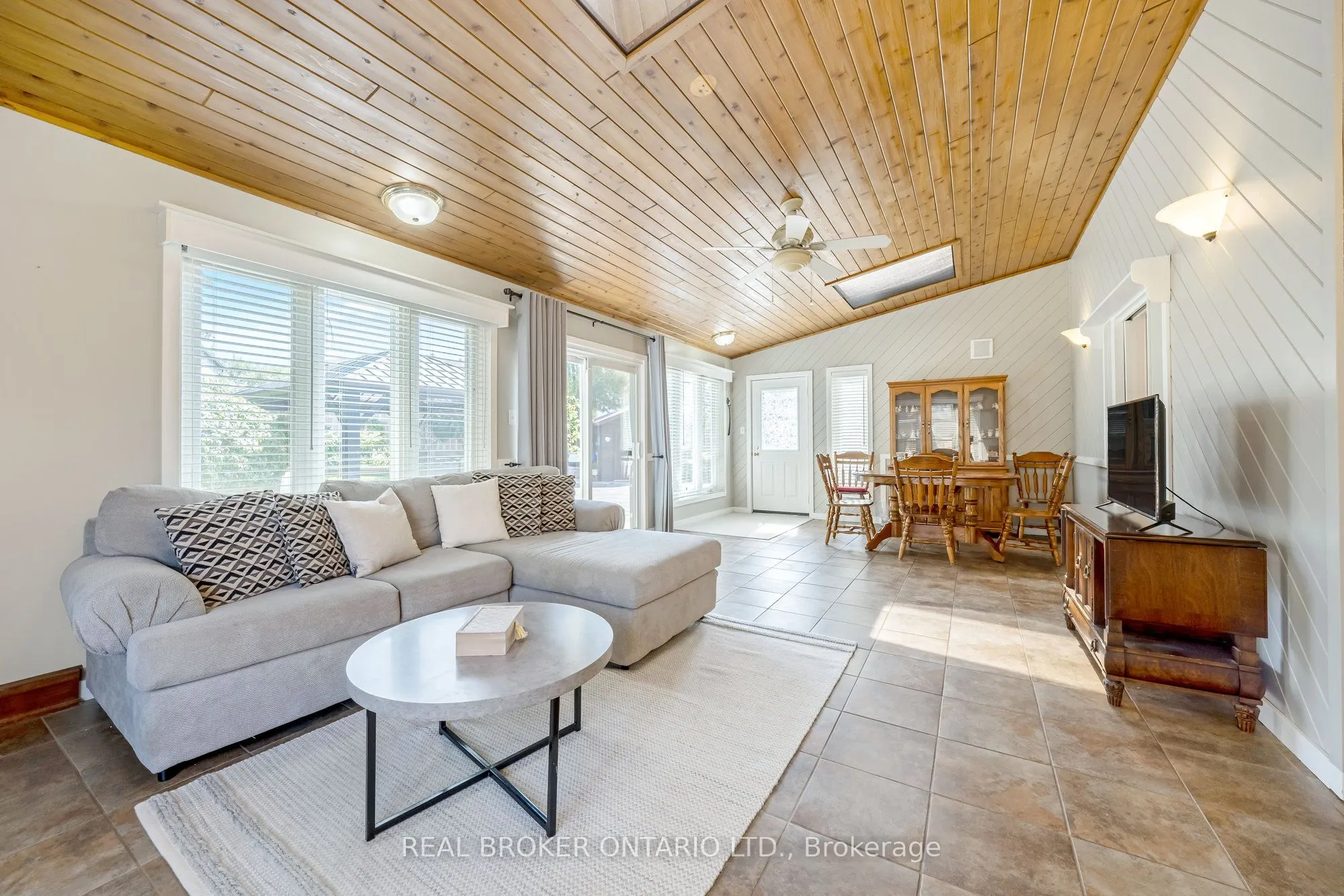 529 Moorelands Crescent