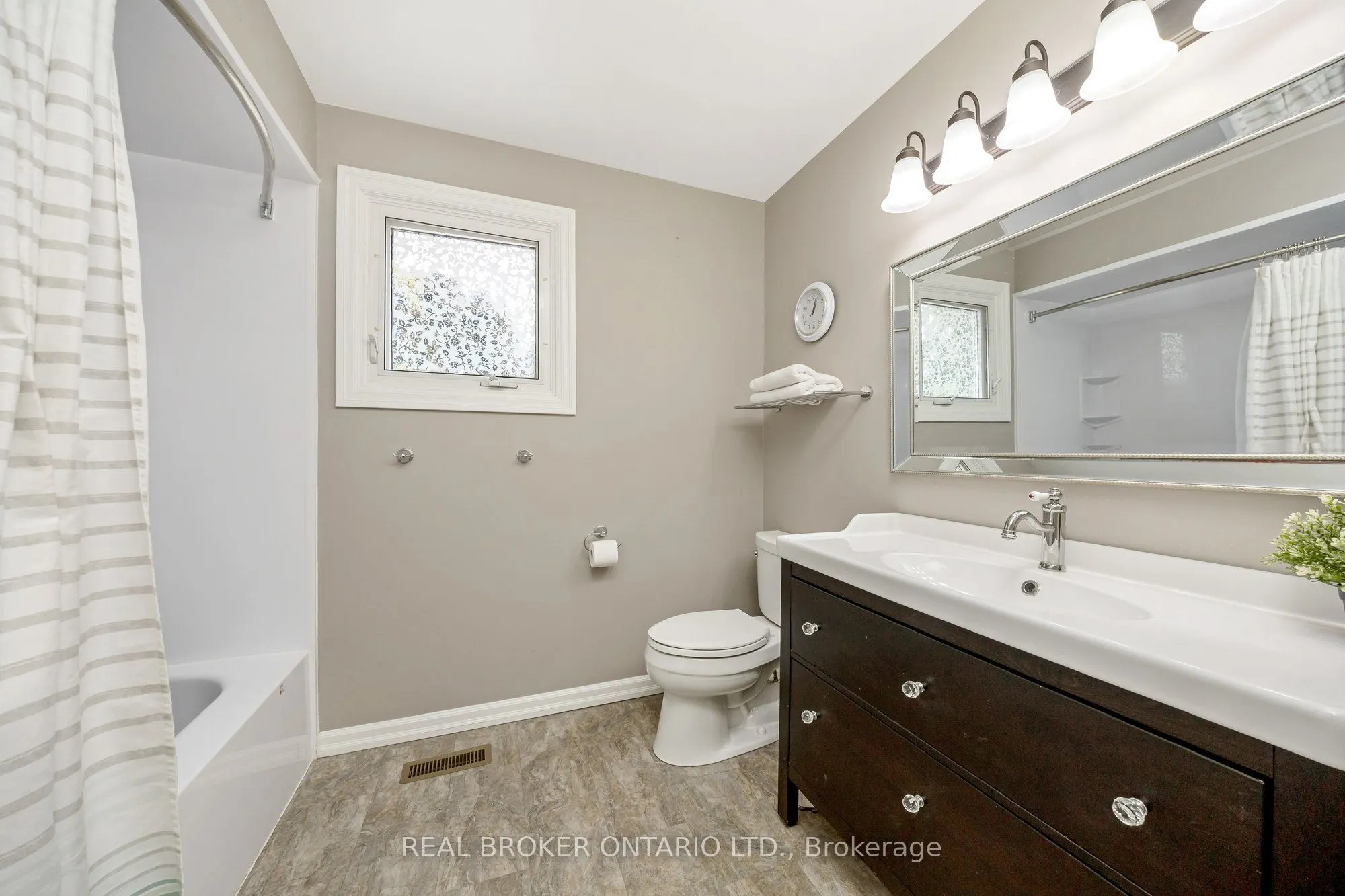529 Moorelands Crescent