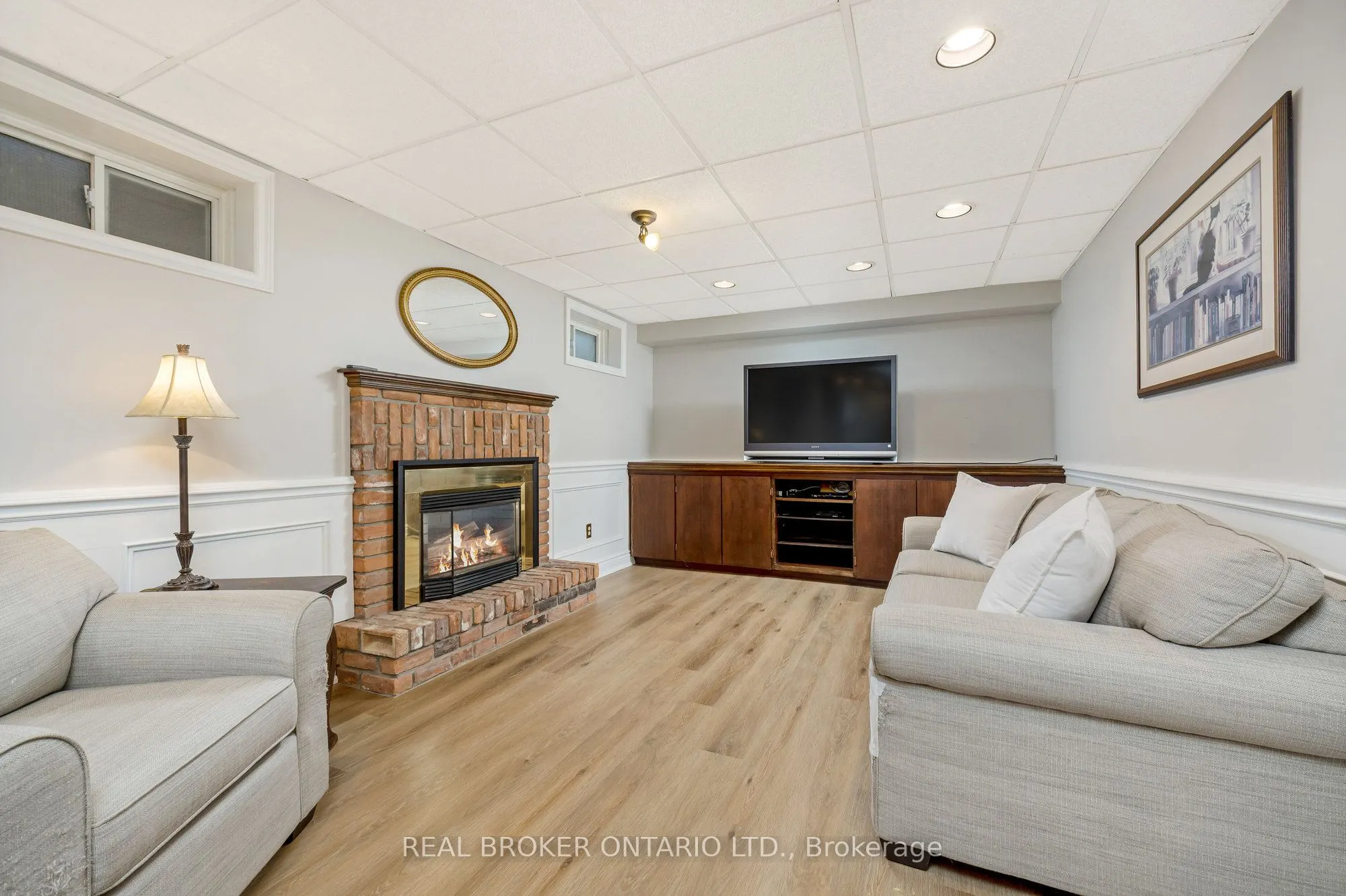 529 Moorelands Crescent