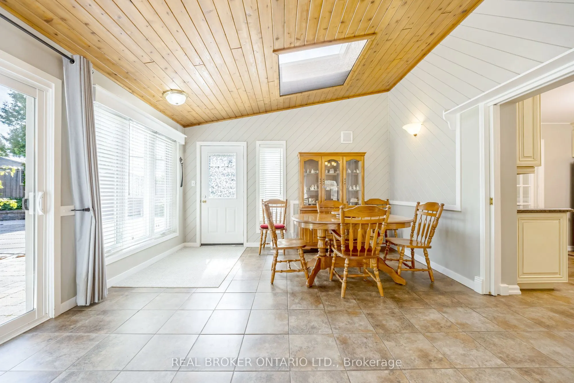 529 Moorelands Crescent