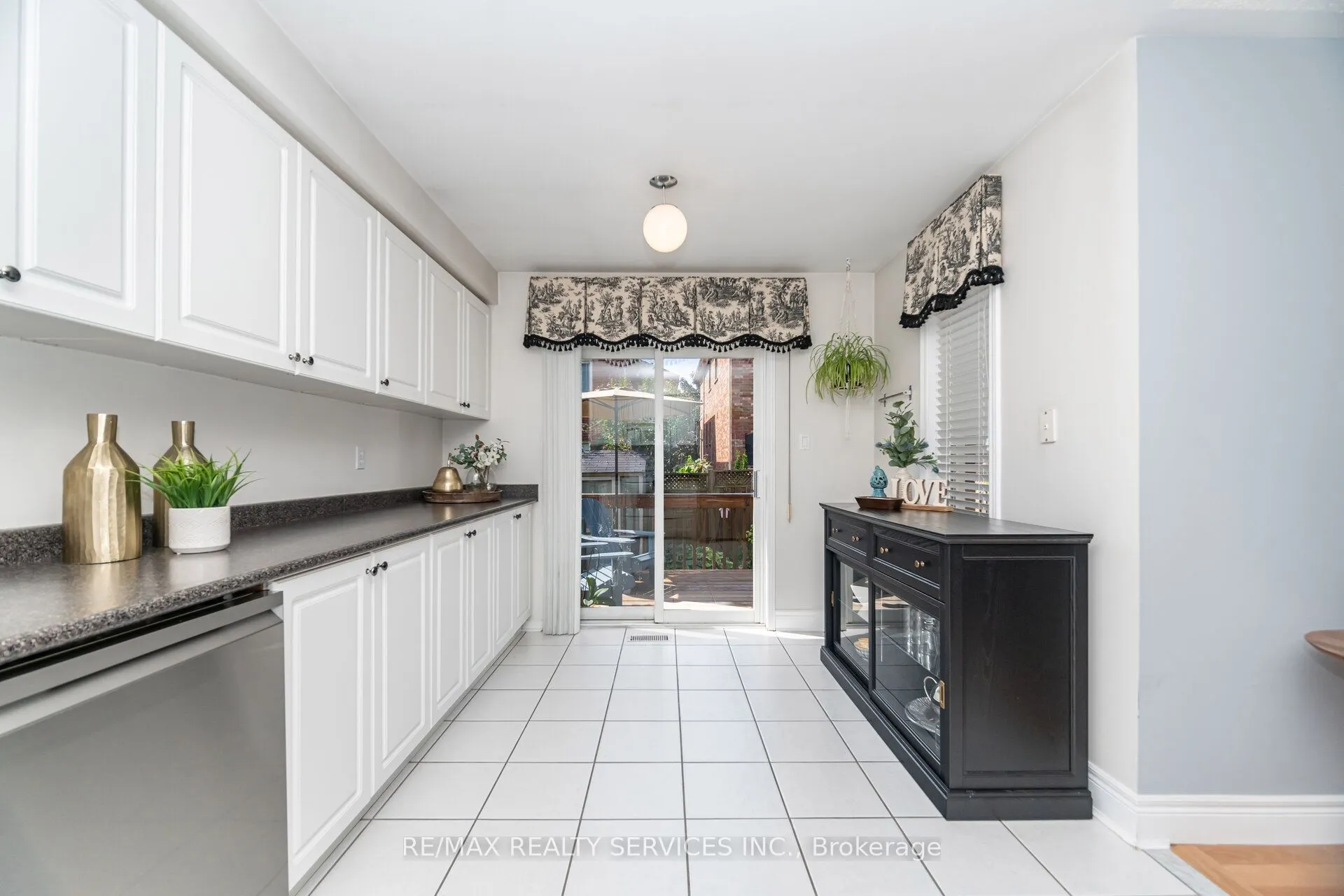 37 Sunnybrook Crescent