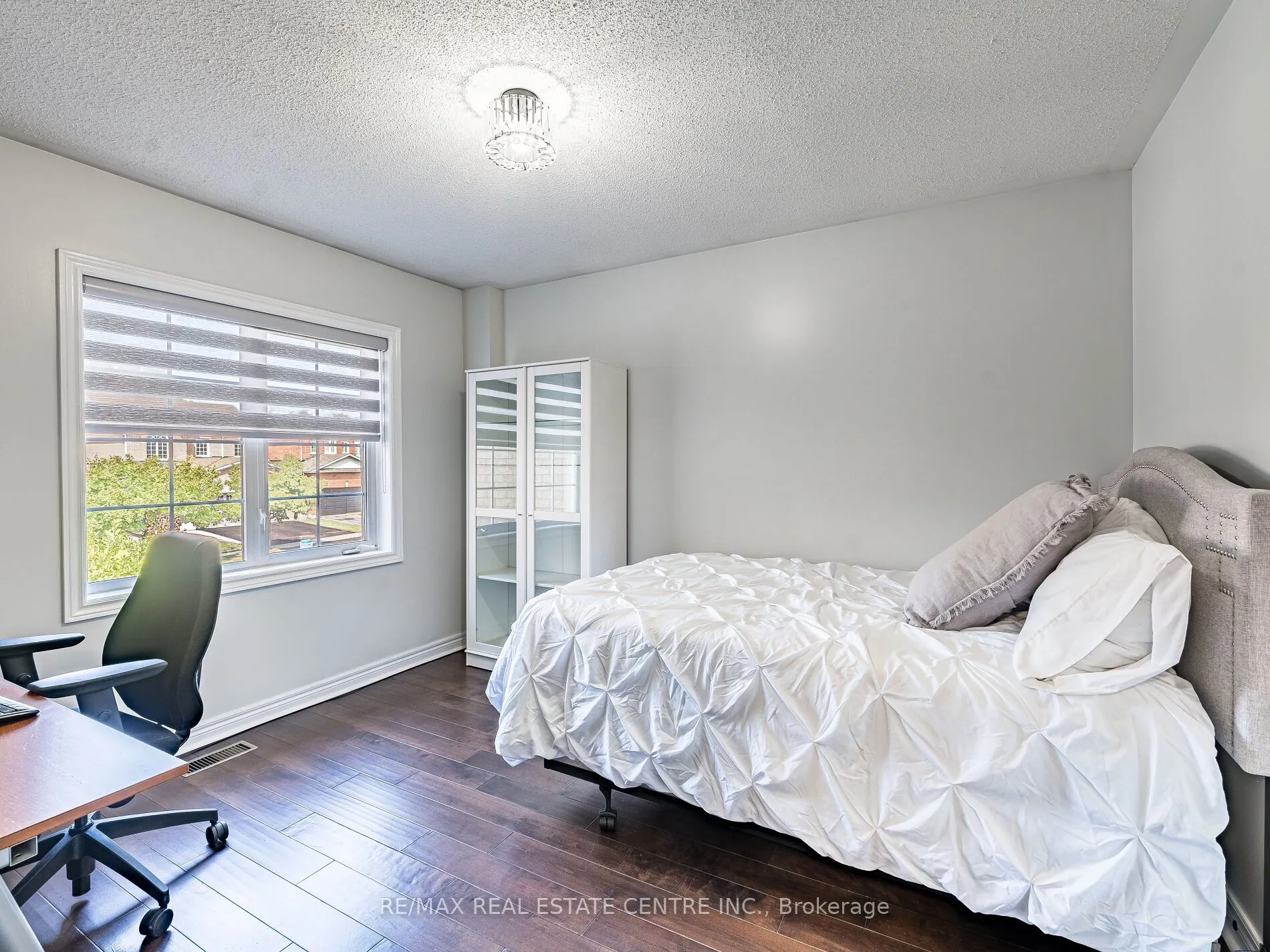 137 Mowat Crescent
