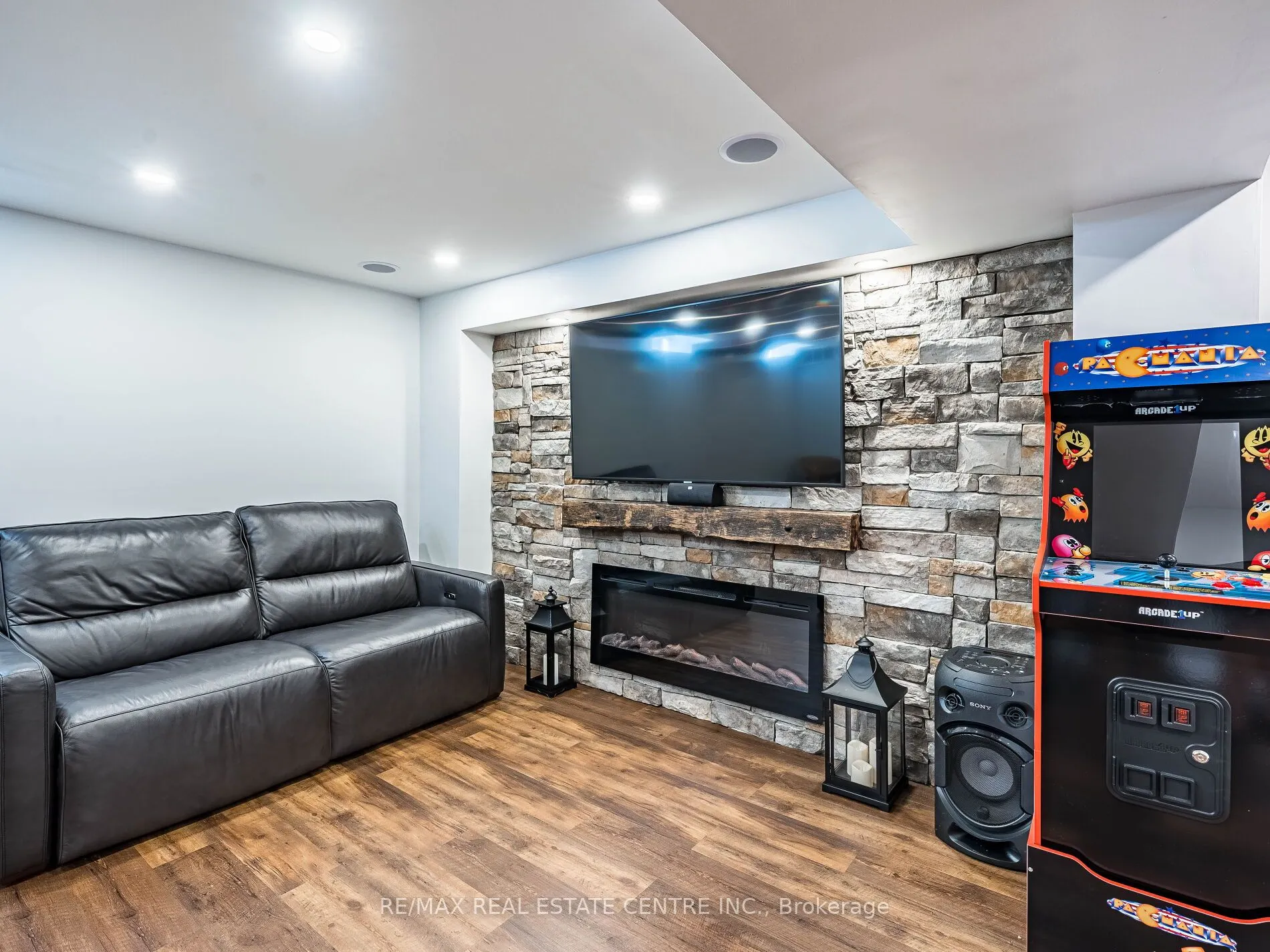 137 Mowat Crescent