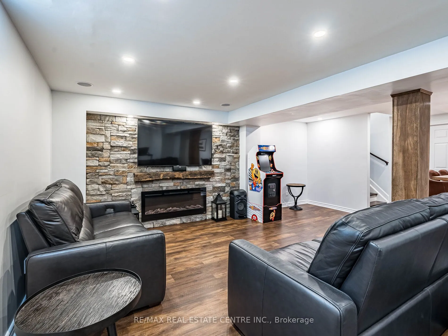 137 Mowat Crescent
