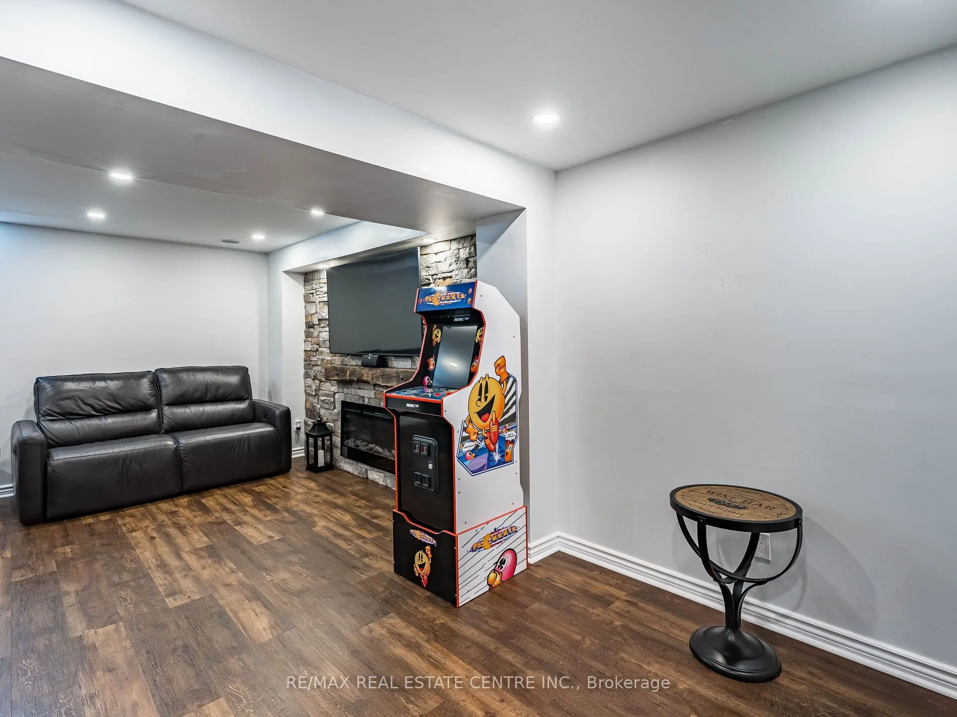 137 Mowat Crescent