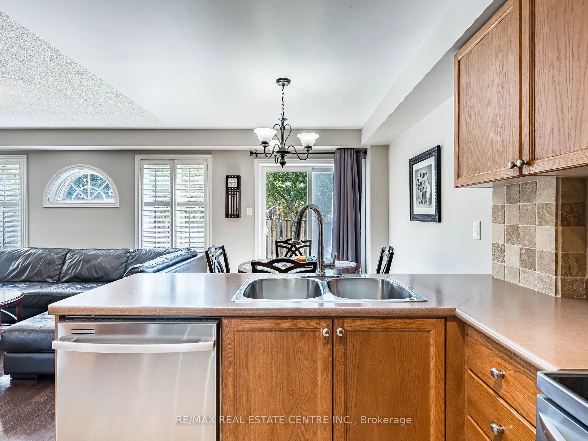 137 Mowat Crescent