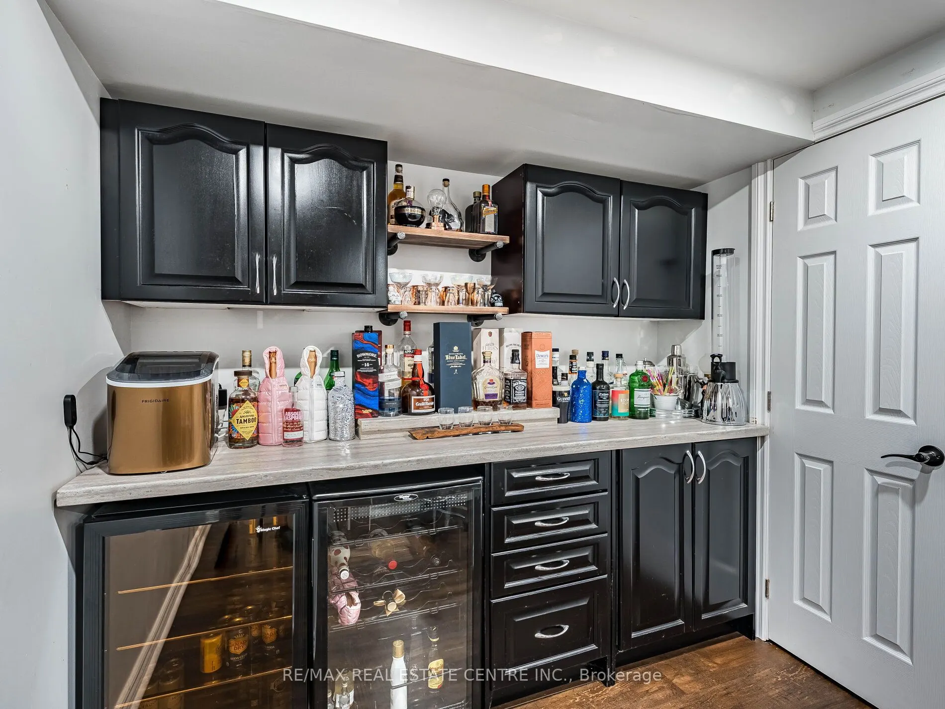 137 Mowat Crescent