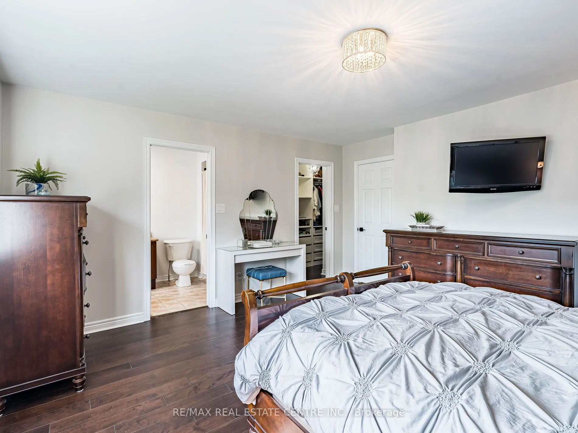 137 Mowat Crescent