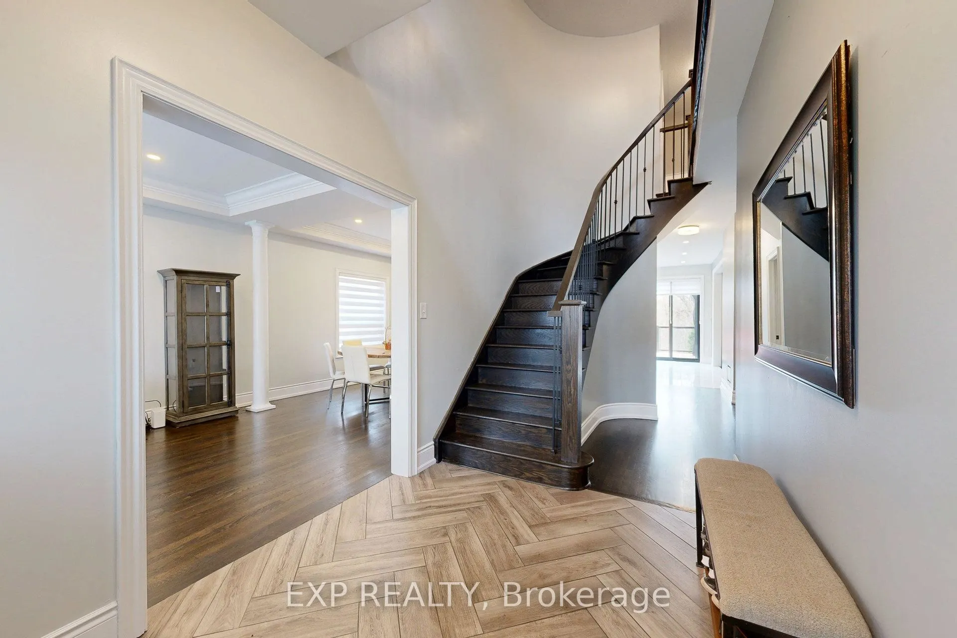 100 Dells Crescent