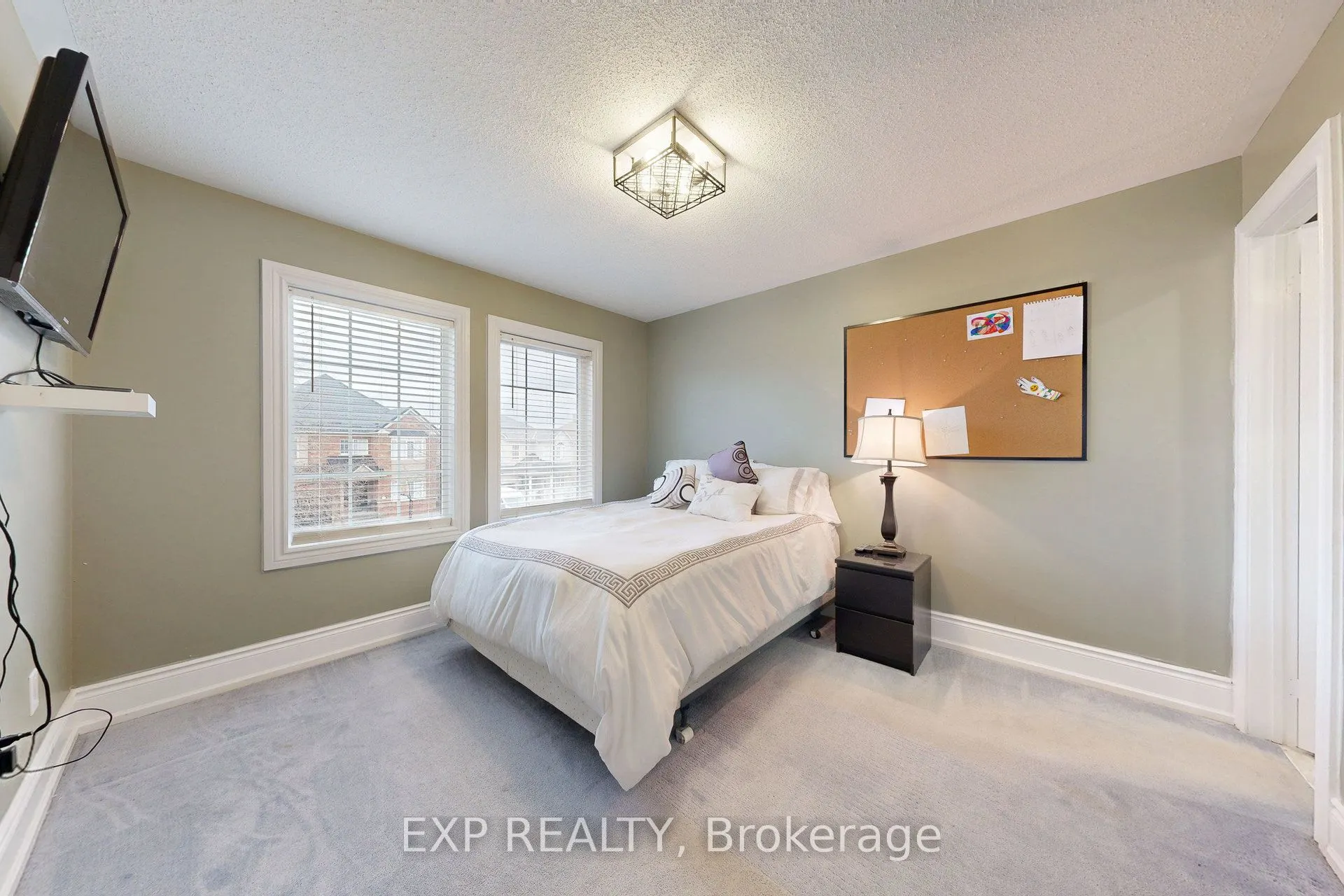 100 Dells Crescent