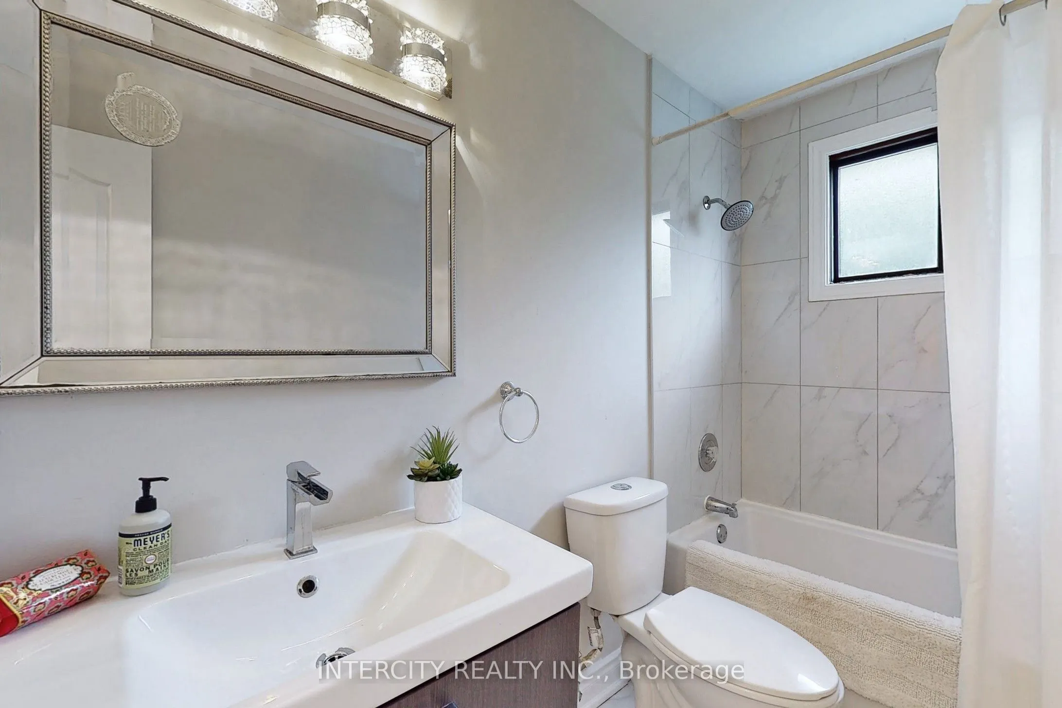 122 Rutherford Road N