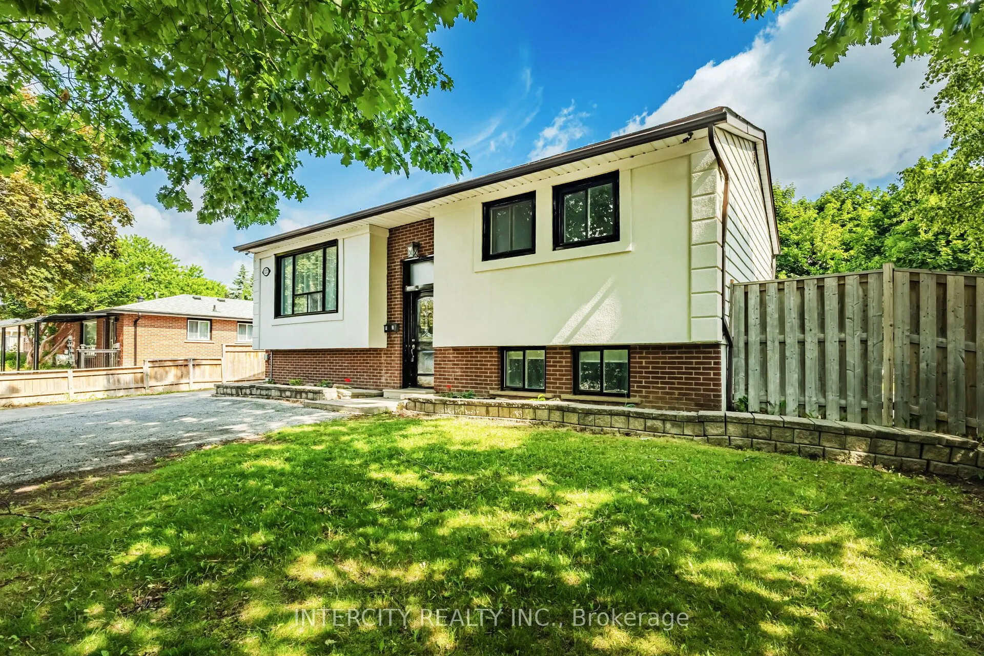 122 Rutherford Road N