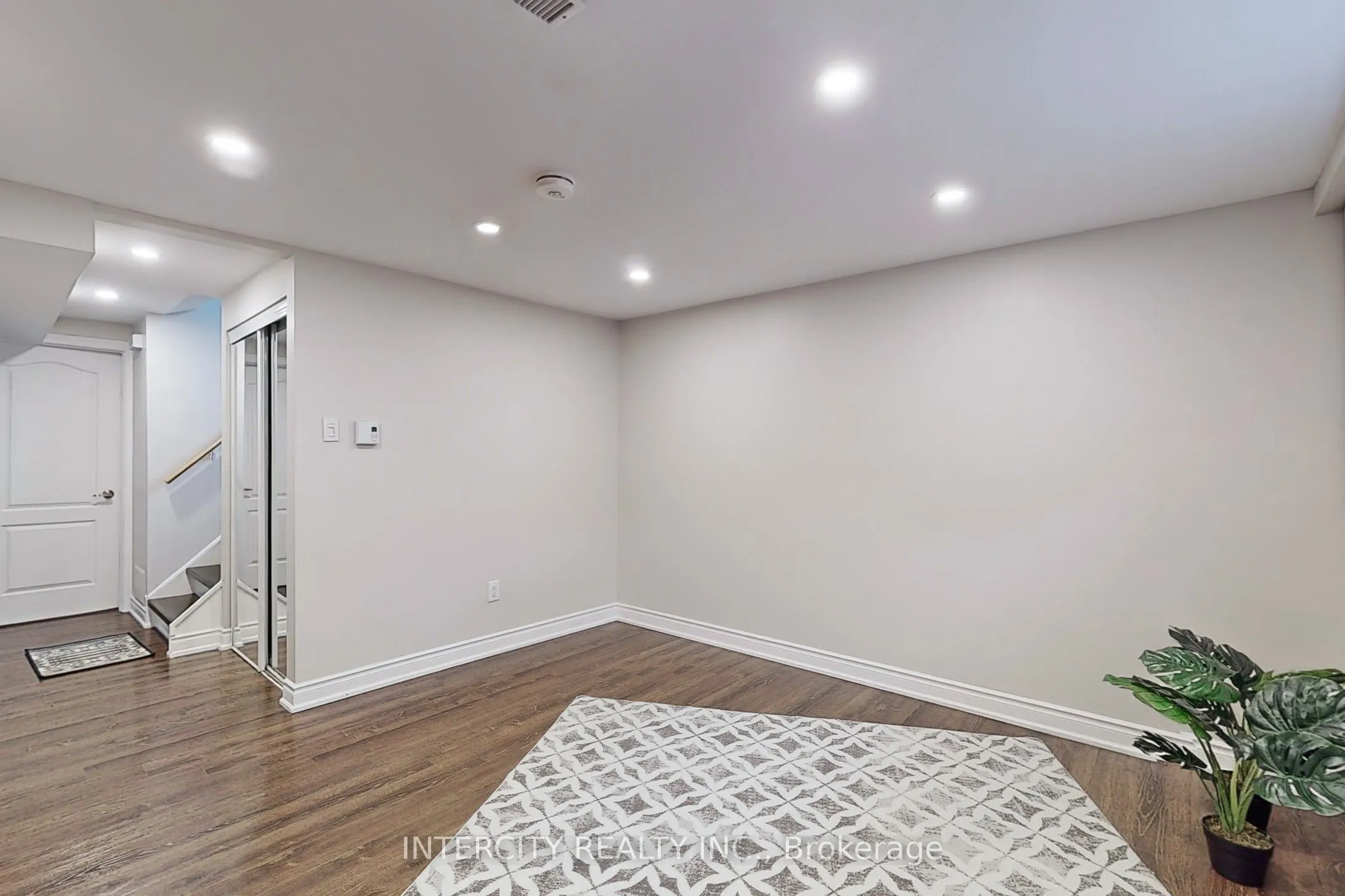 122 Rutherford Road N