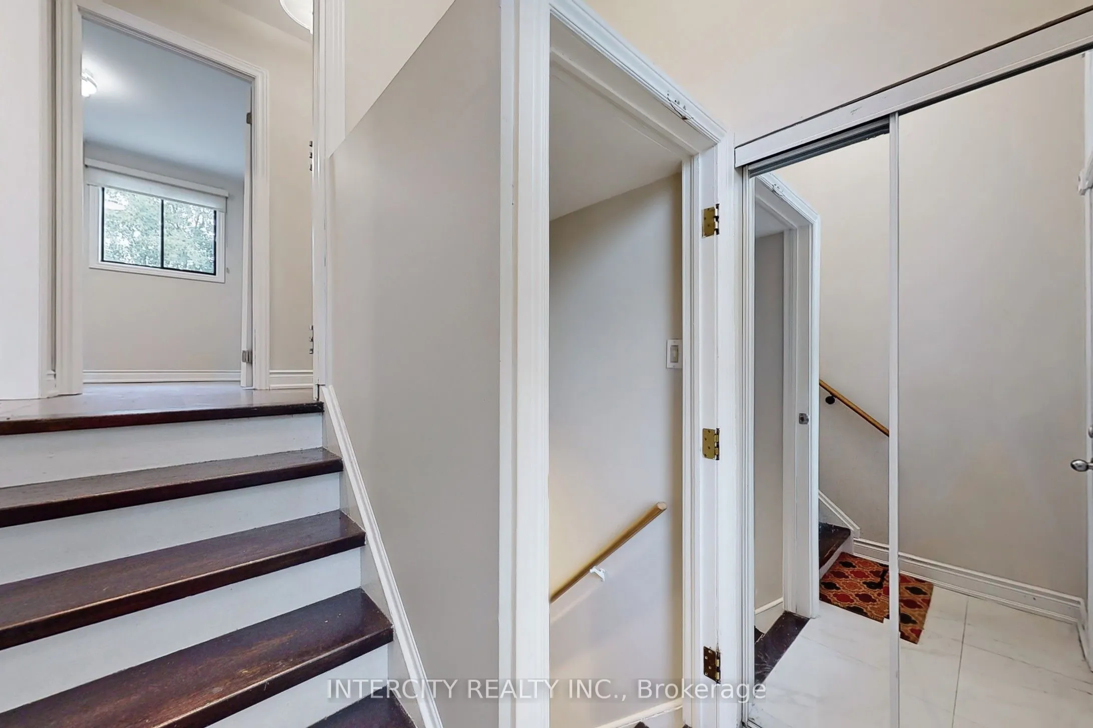 122 Rutherford Road N