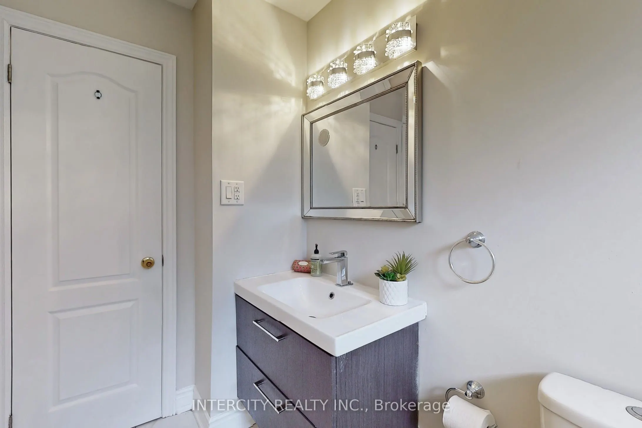 122 Rutherford Road N