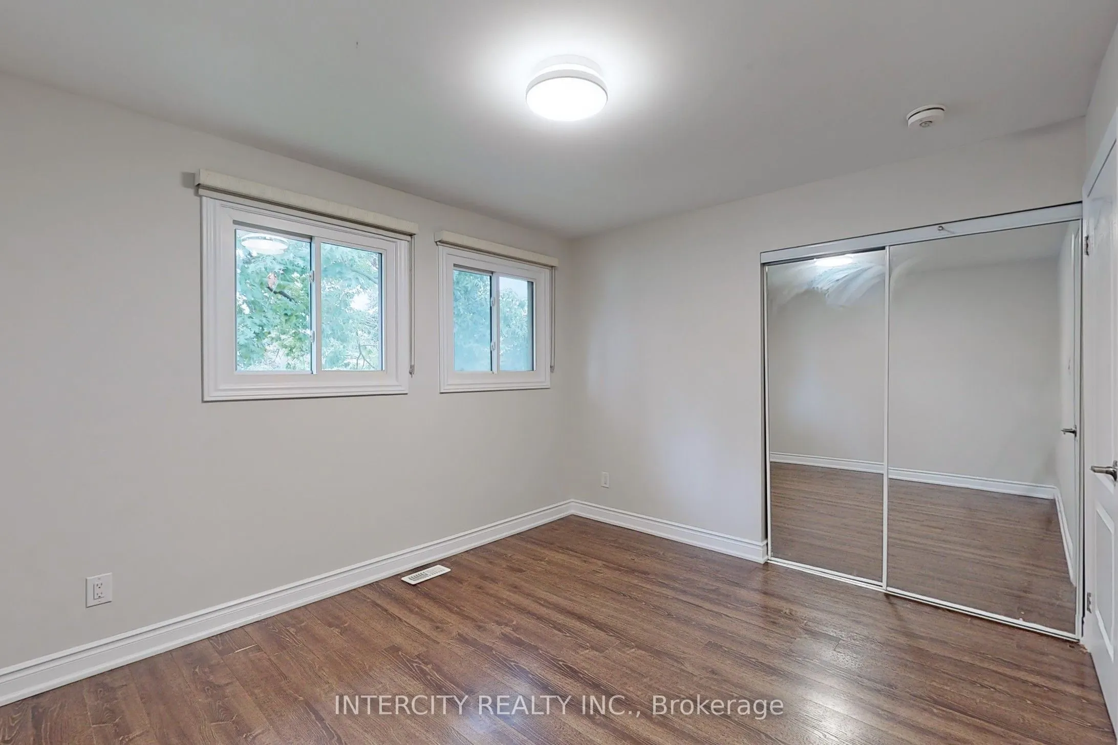 122 Rutherford Road N