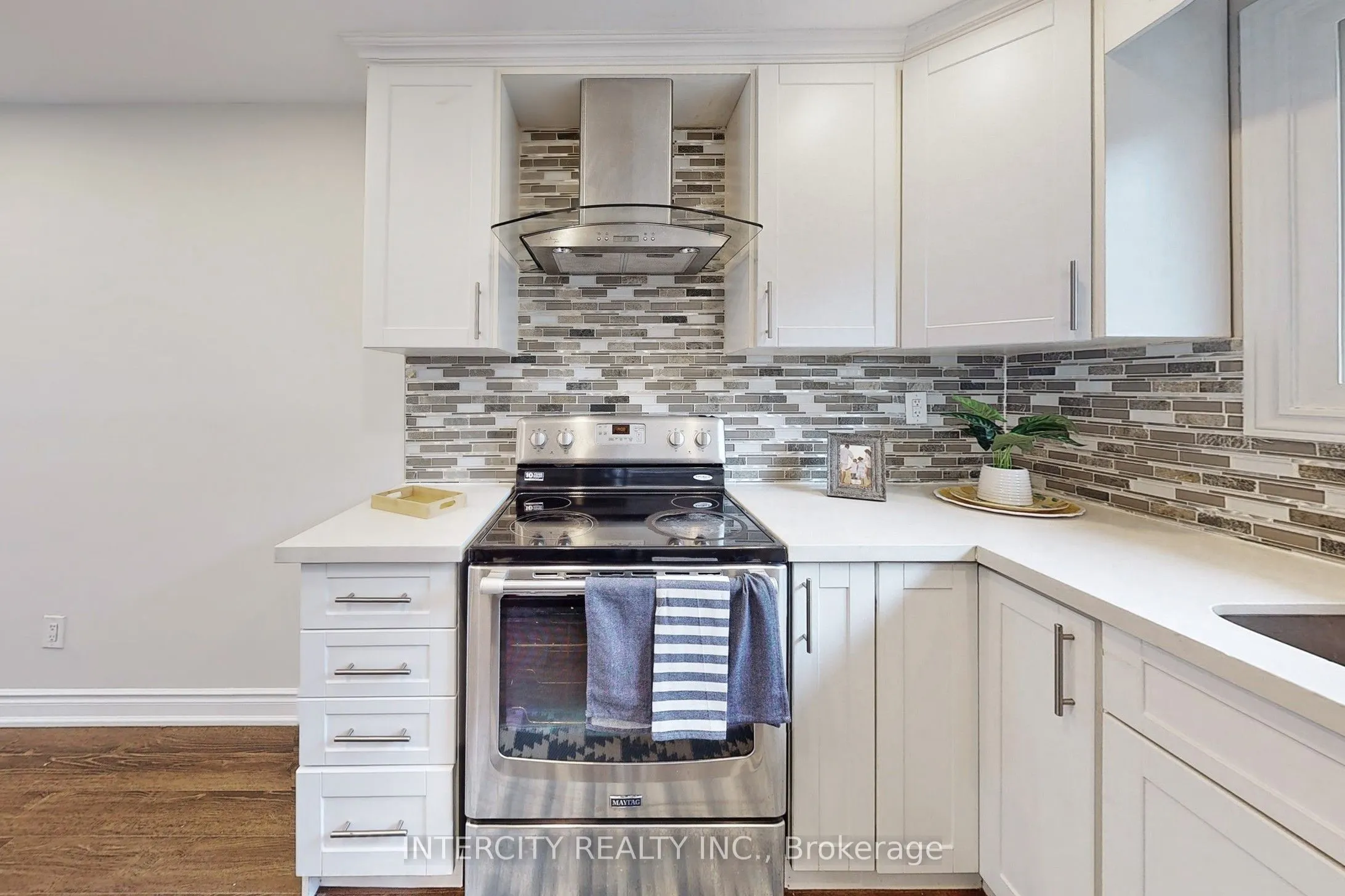 122 Rutherford Road N
