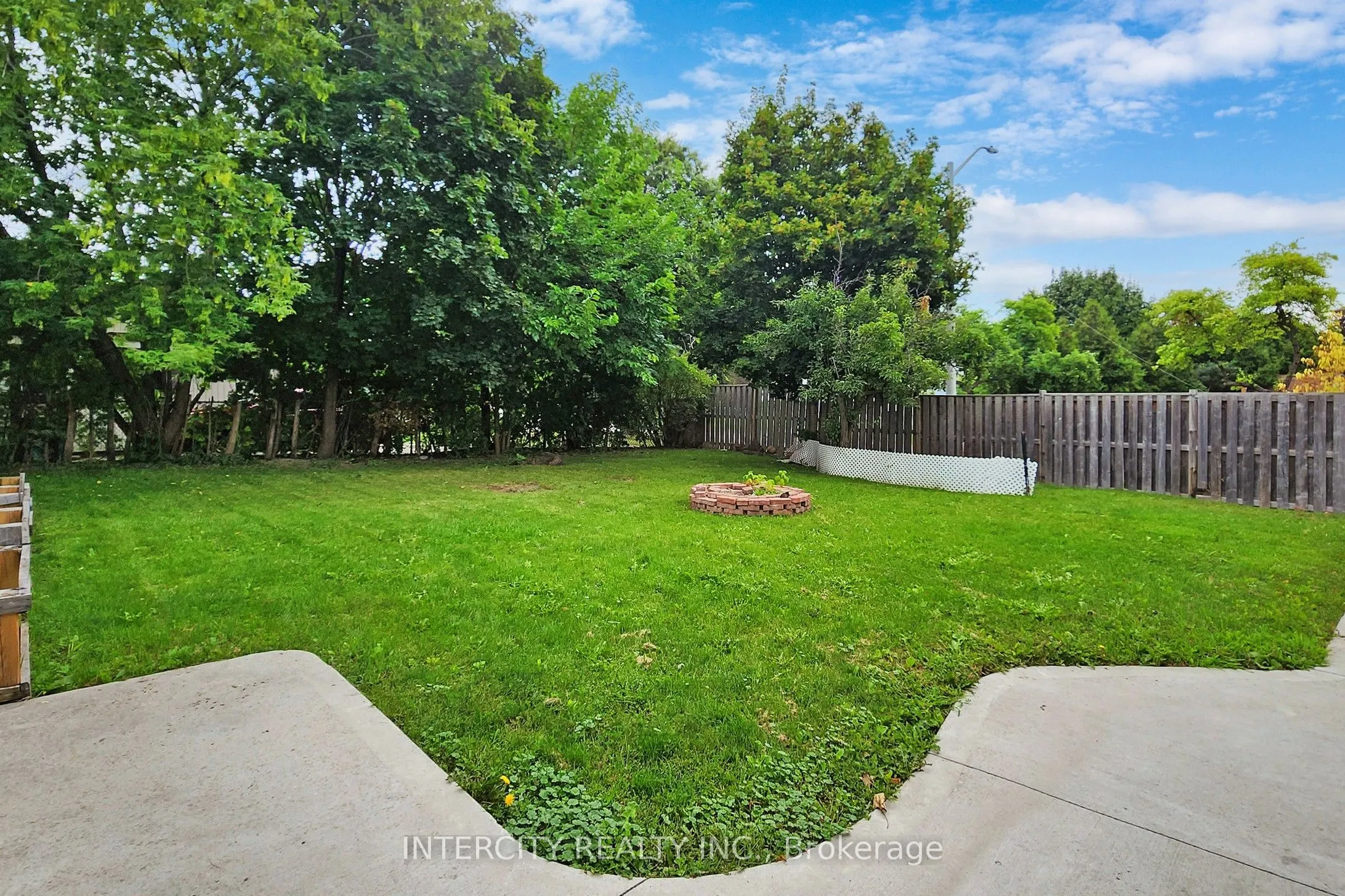 122 Rutherford Road N
