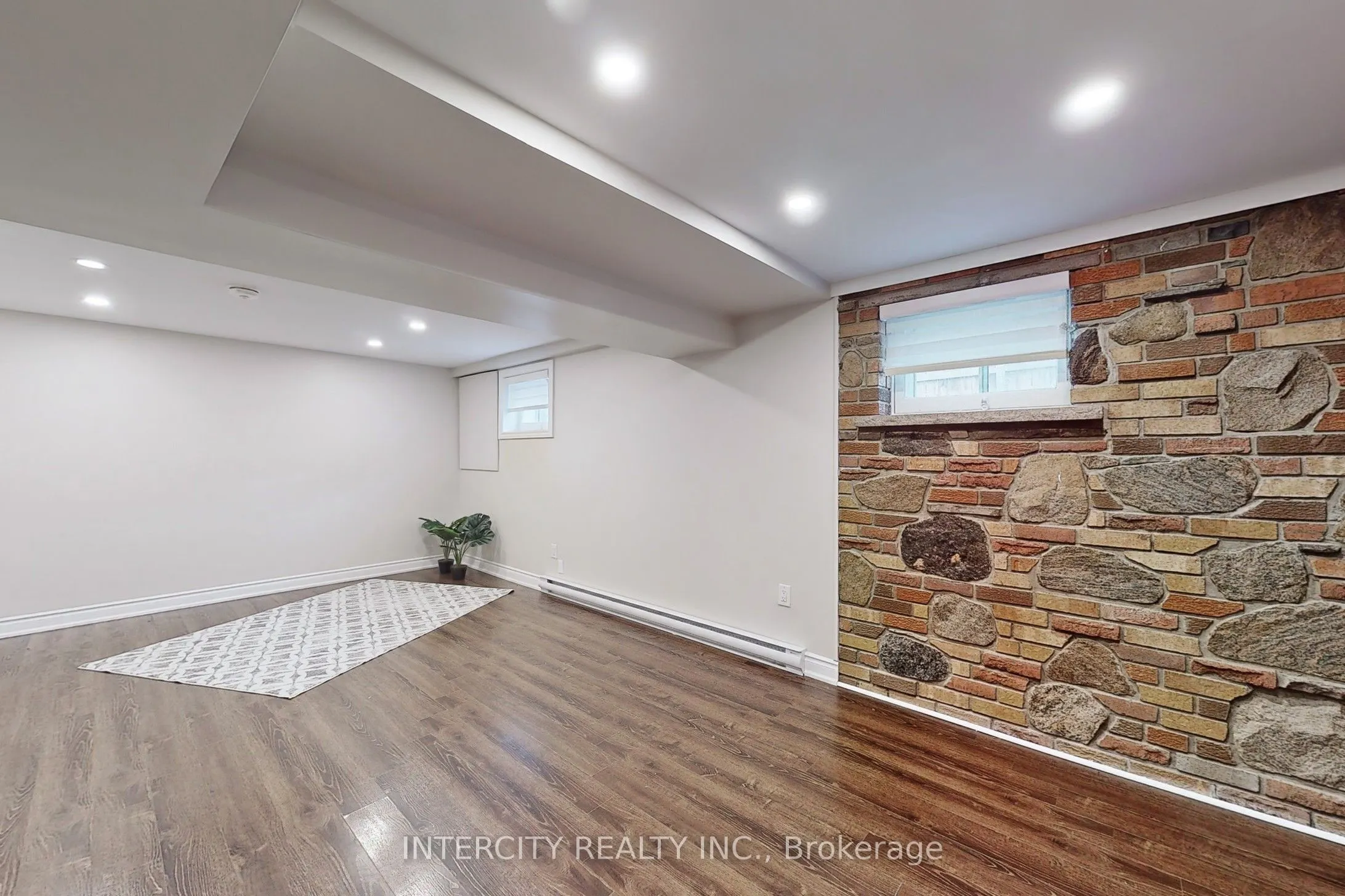 122 Rutherford Road N