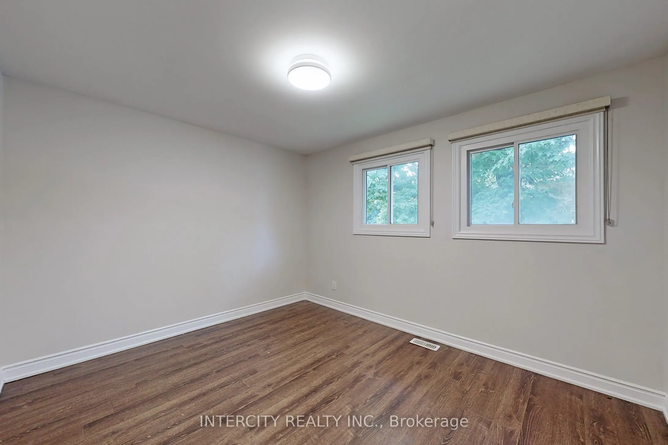 122 Rutherford Road N