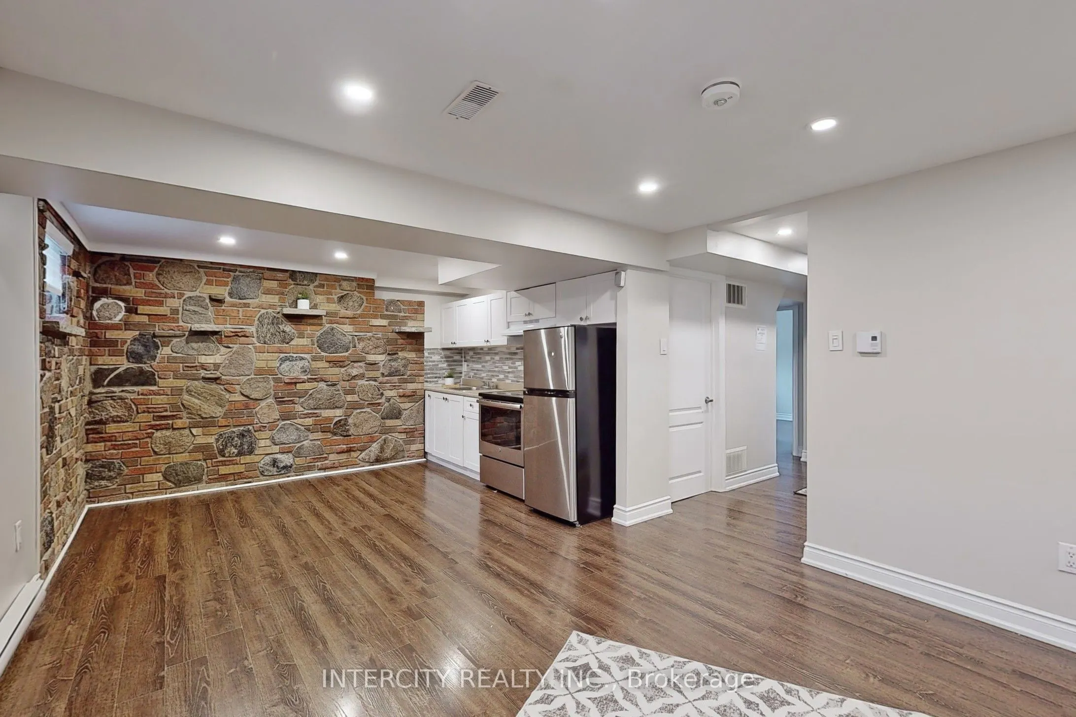 122 Rutherford Road N
