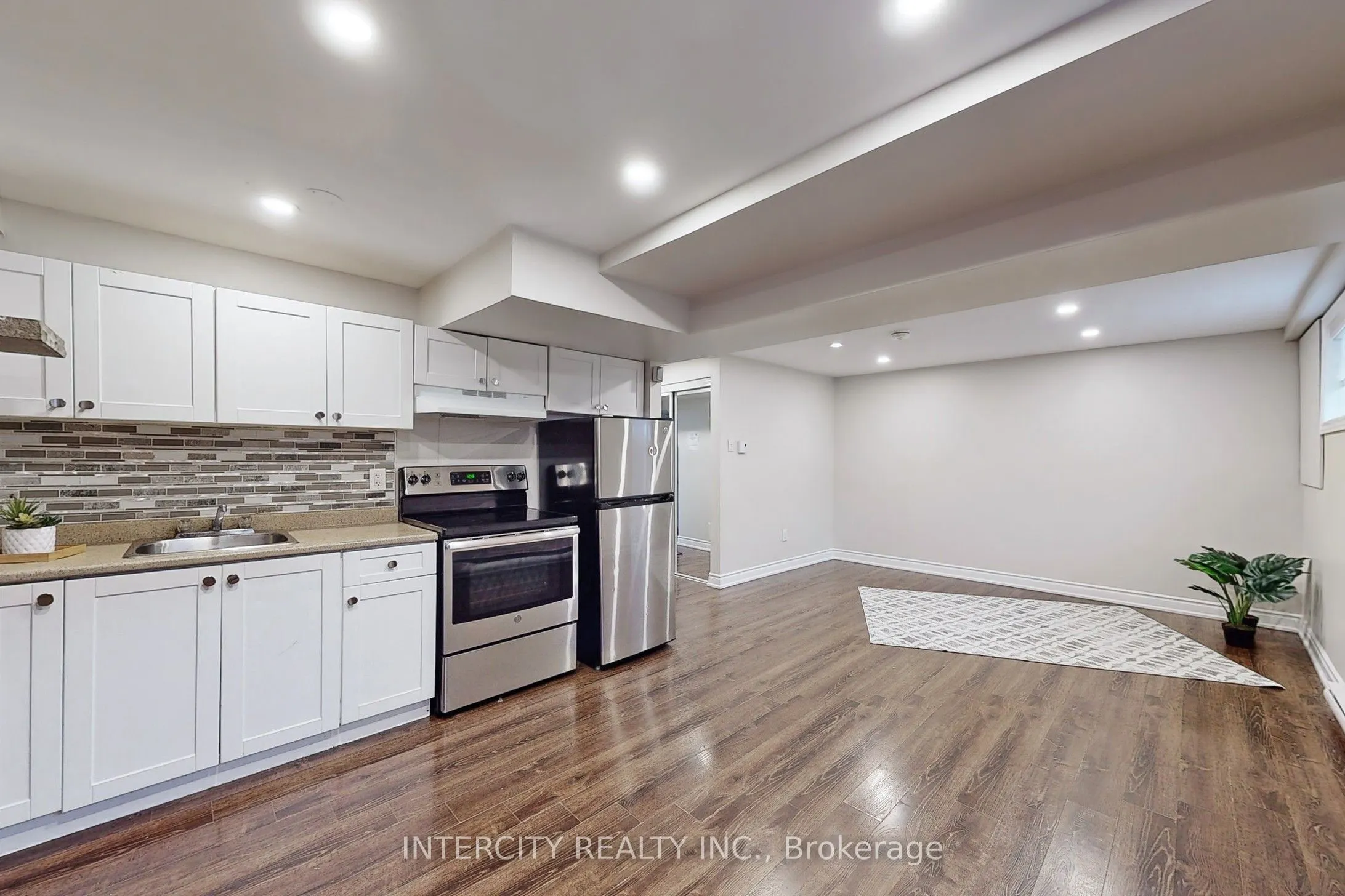 122 Rutherford Road N