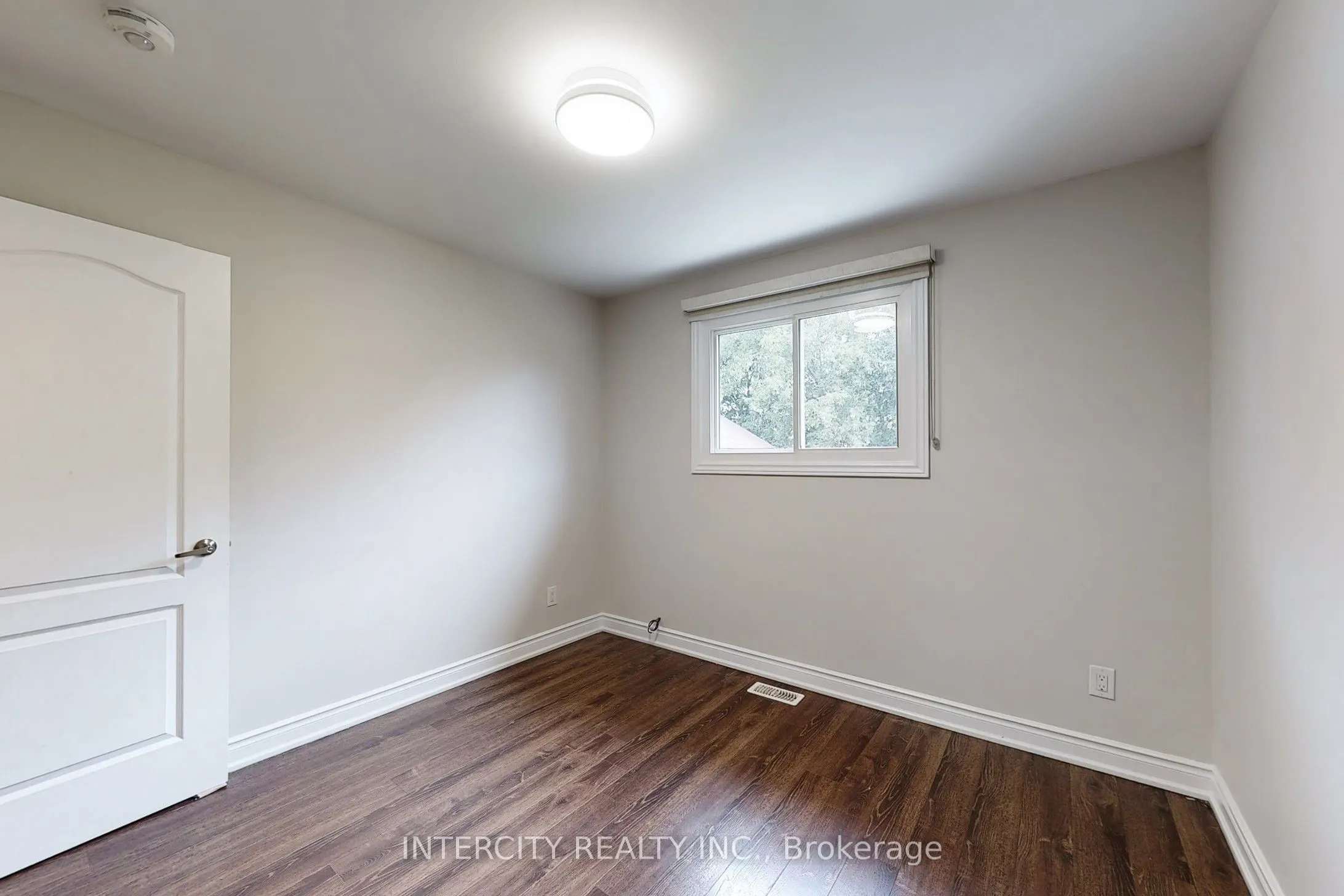 122 Rutherford Road N