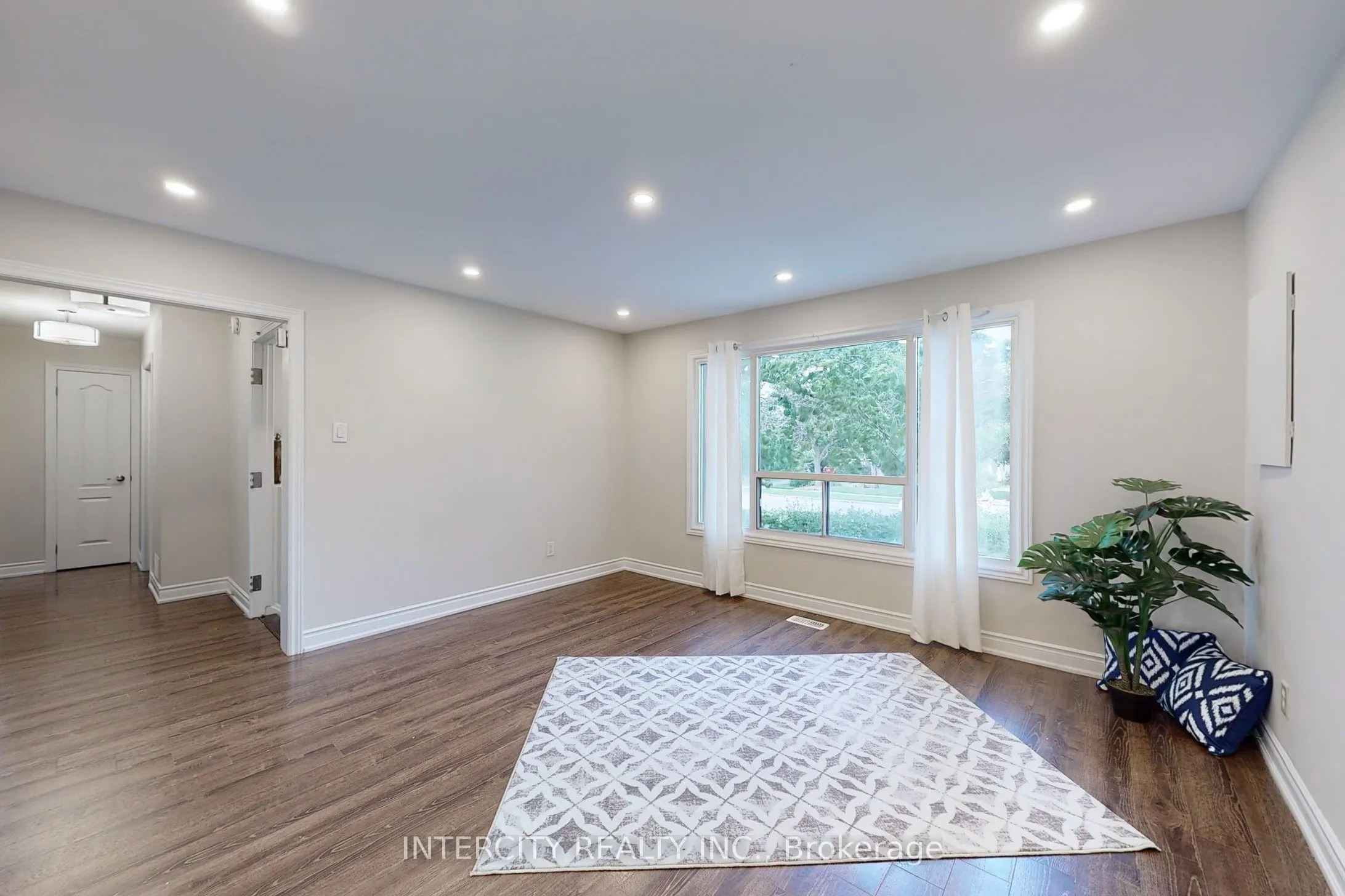 122 Rutherford Road N