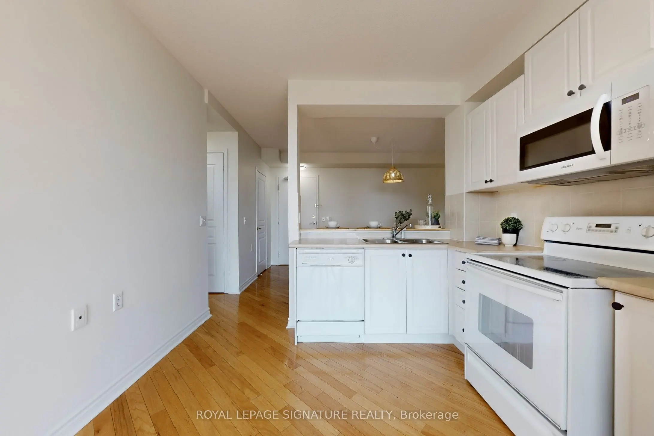 200 Burnhamthorpe Road E, #804